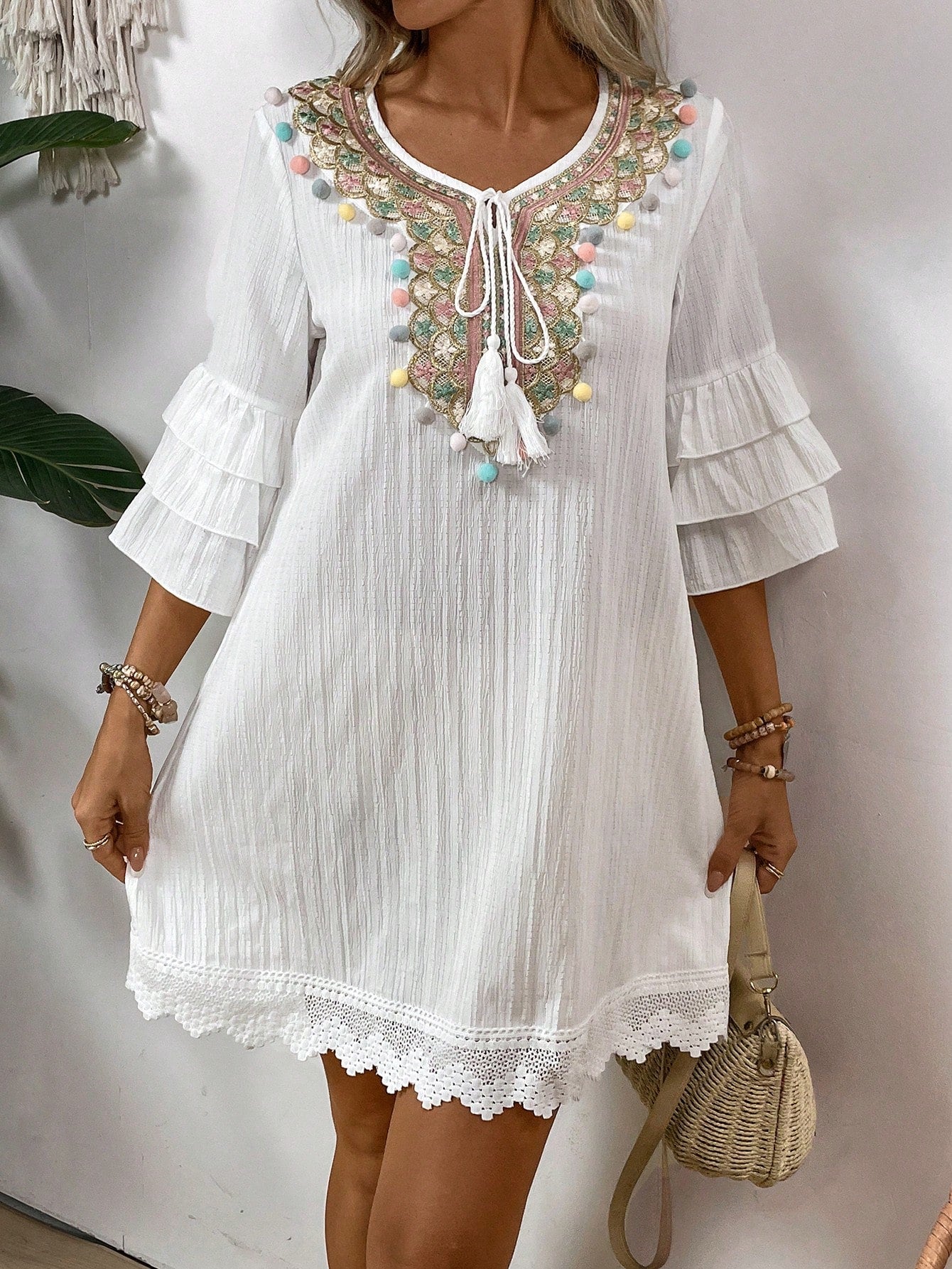 فستان نسائي بياقة على شكل حرف V بتفاصيل بوم بوم ملونة عصرية