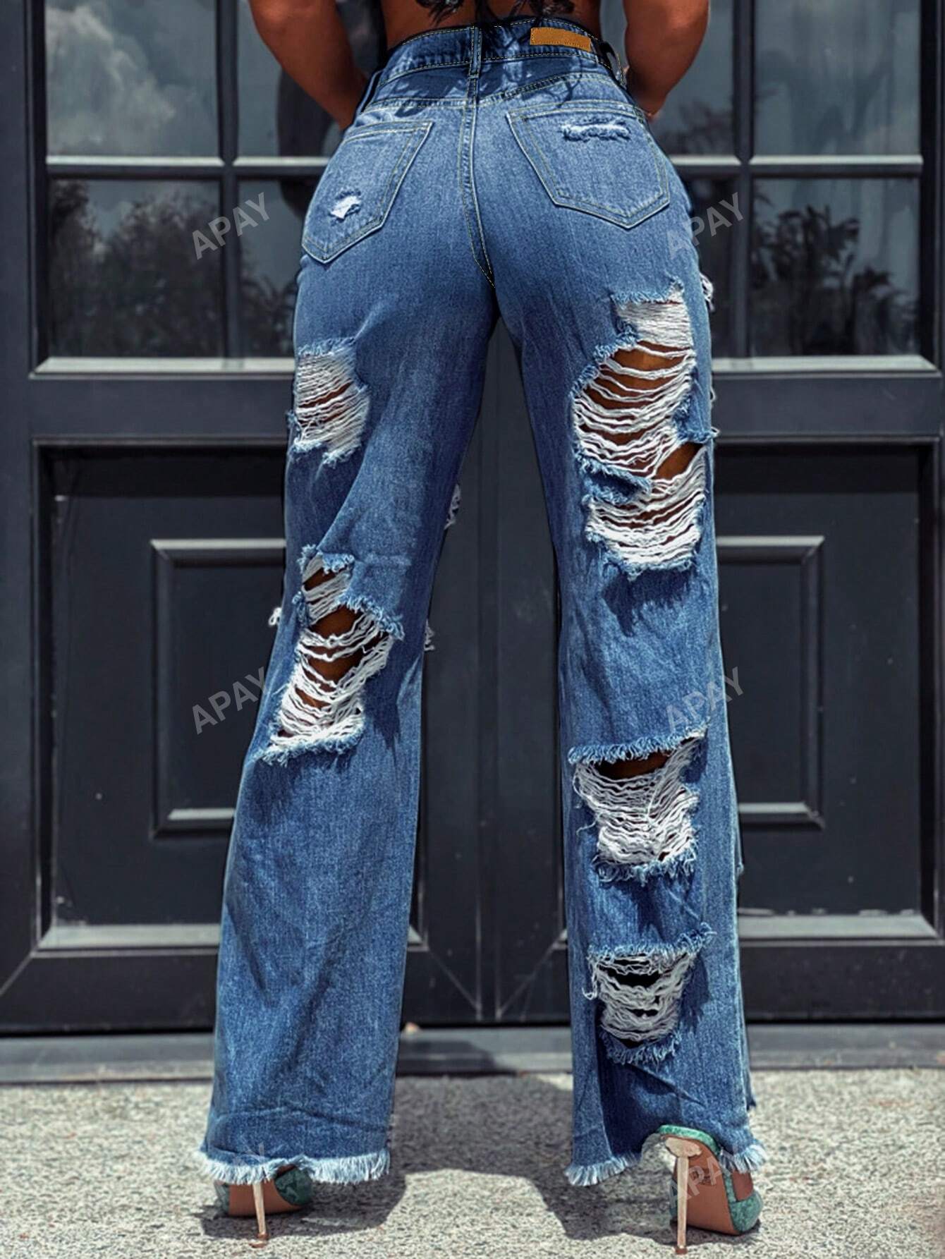 بنطلون جينز بقَصَّة مستقيمة عصري مع ثقوب كبيرة ممزقة وحواف متشابكة