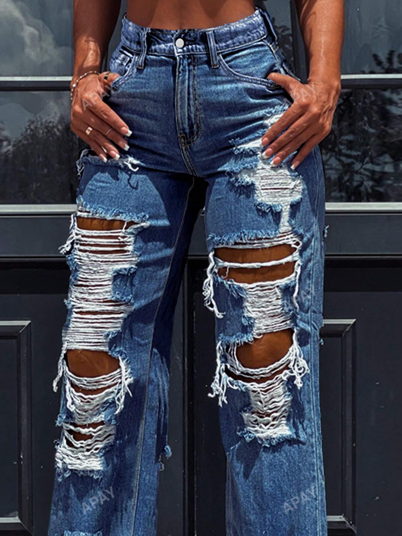 بنطلون جينز بقَصَّة مستقيمة عصري مع ثقوب كبيرة ممزقة وحواف متشابكة