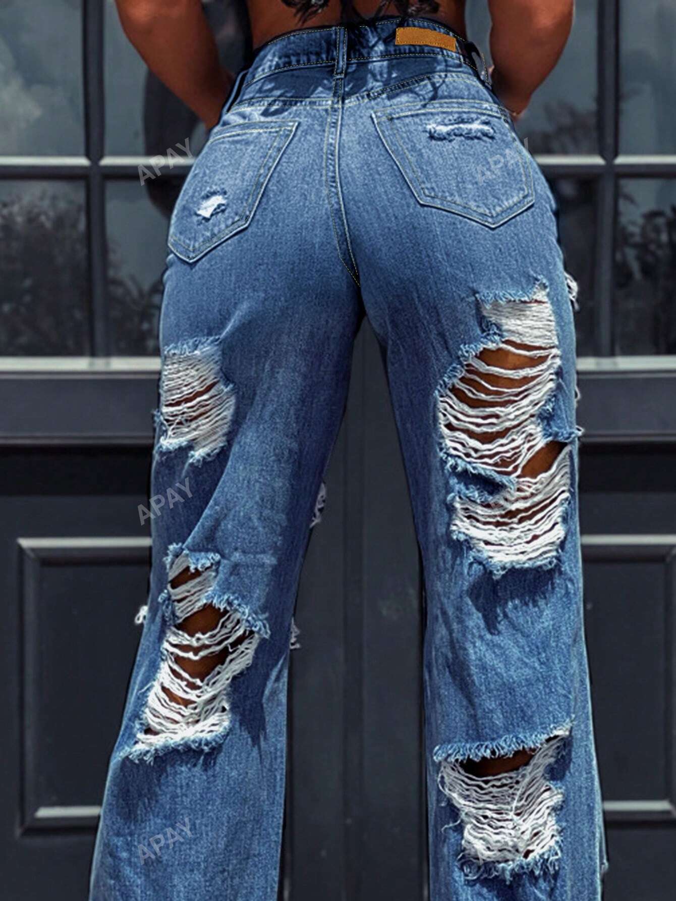 بنطلون جينز بقَصَّة مستقيمة عصري مع ثقوب كبيرة ممزقة وحواف متشابكة