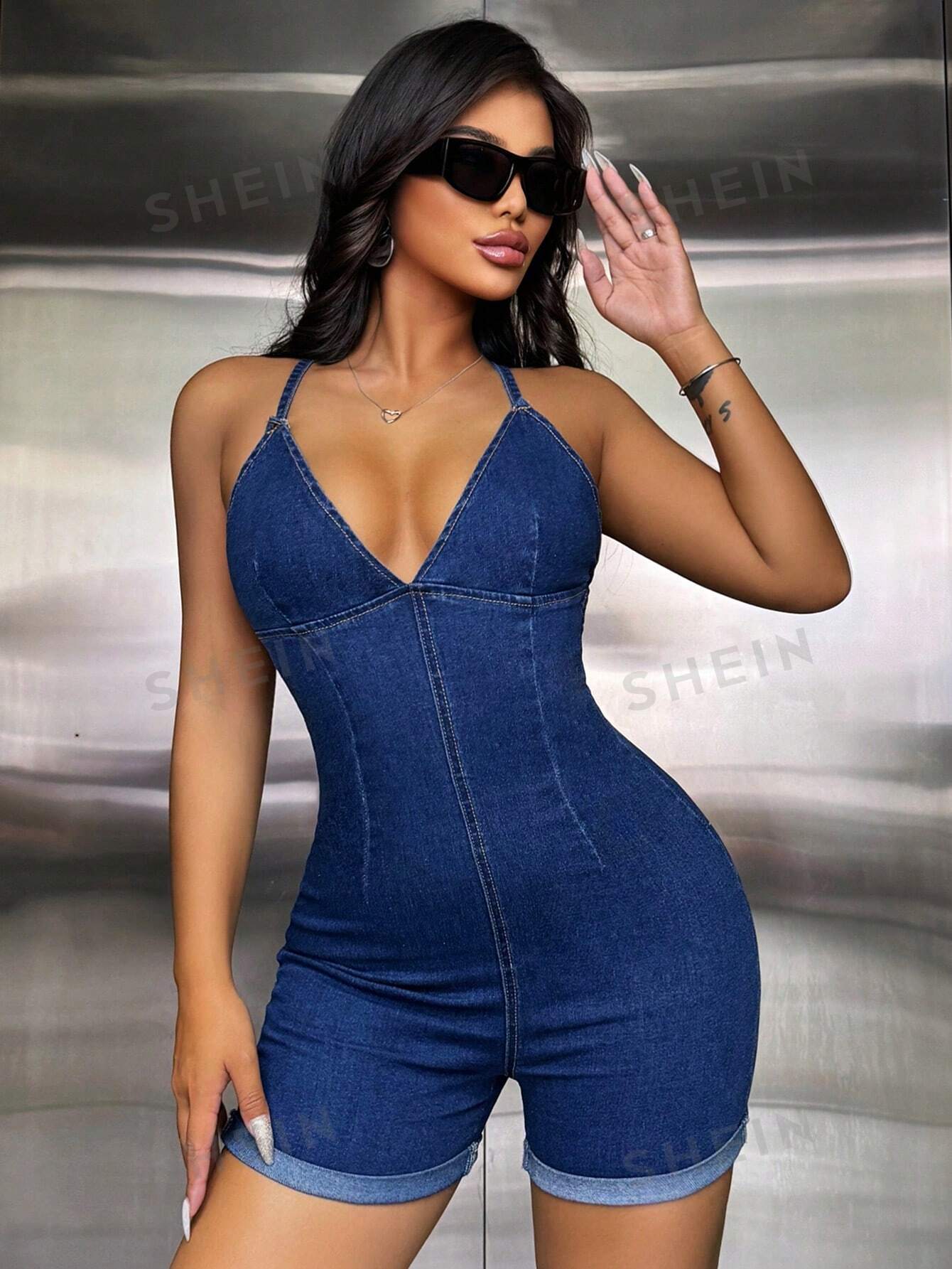 بدلة جينز نسائية لحفلات الموسيقى ذات حمالة كامي وظهر عاري وحواف متناثرة