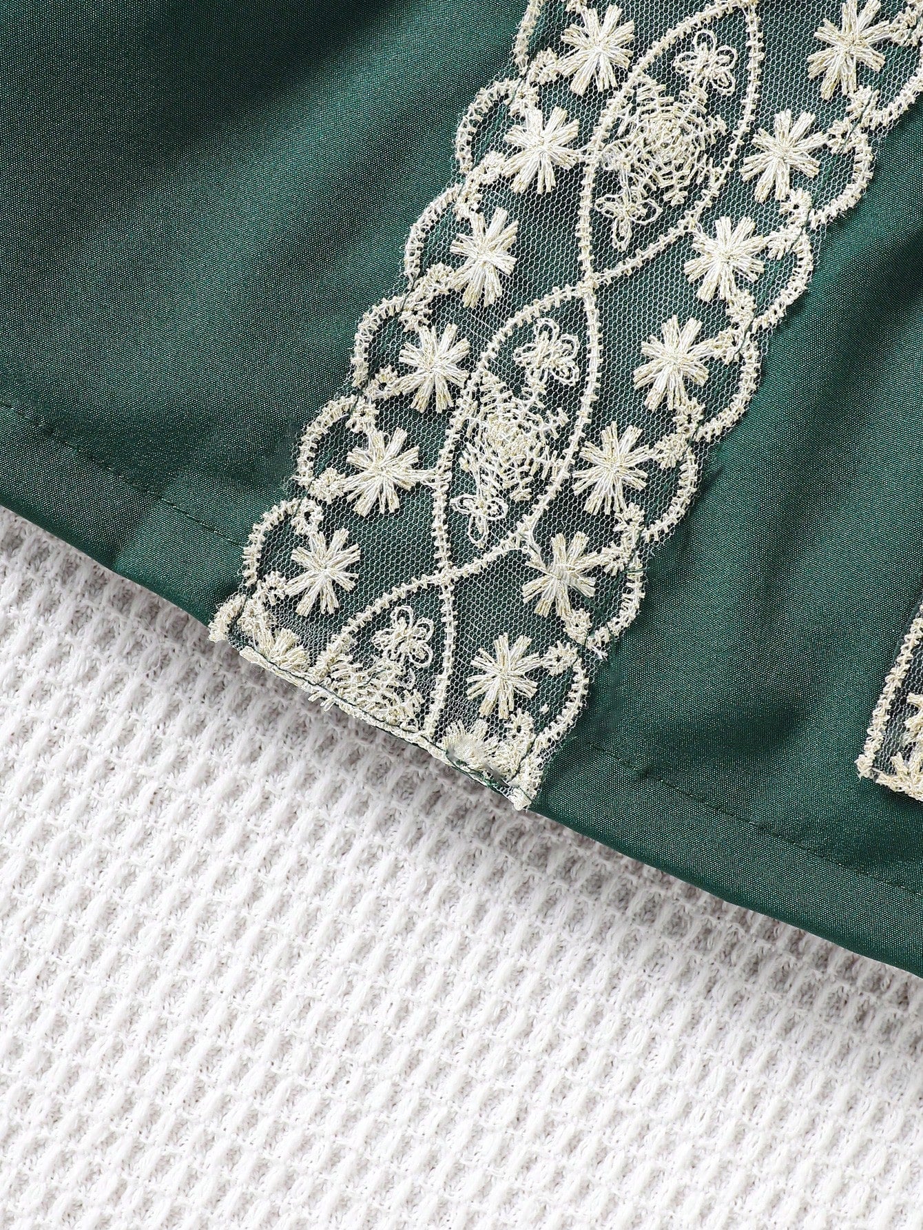 فستان بحمالات رفيعة مزين بالدانتيل الكاجوال