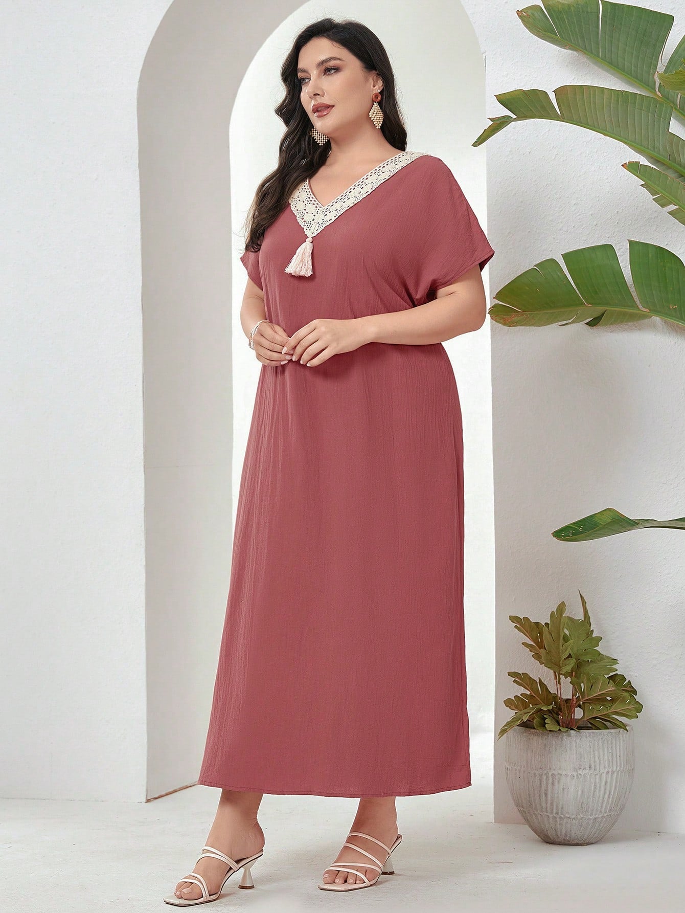 فستان صيفي بحجم كبير عارضة، عنق مستدير، تصميم ملون بقطع الدانتيل، كم فراشة، طويل الأكمام