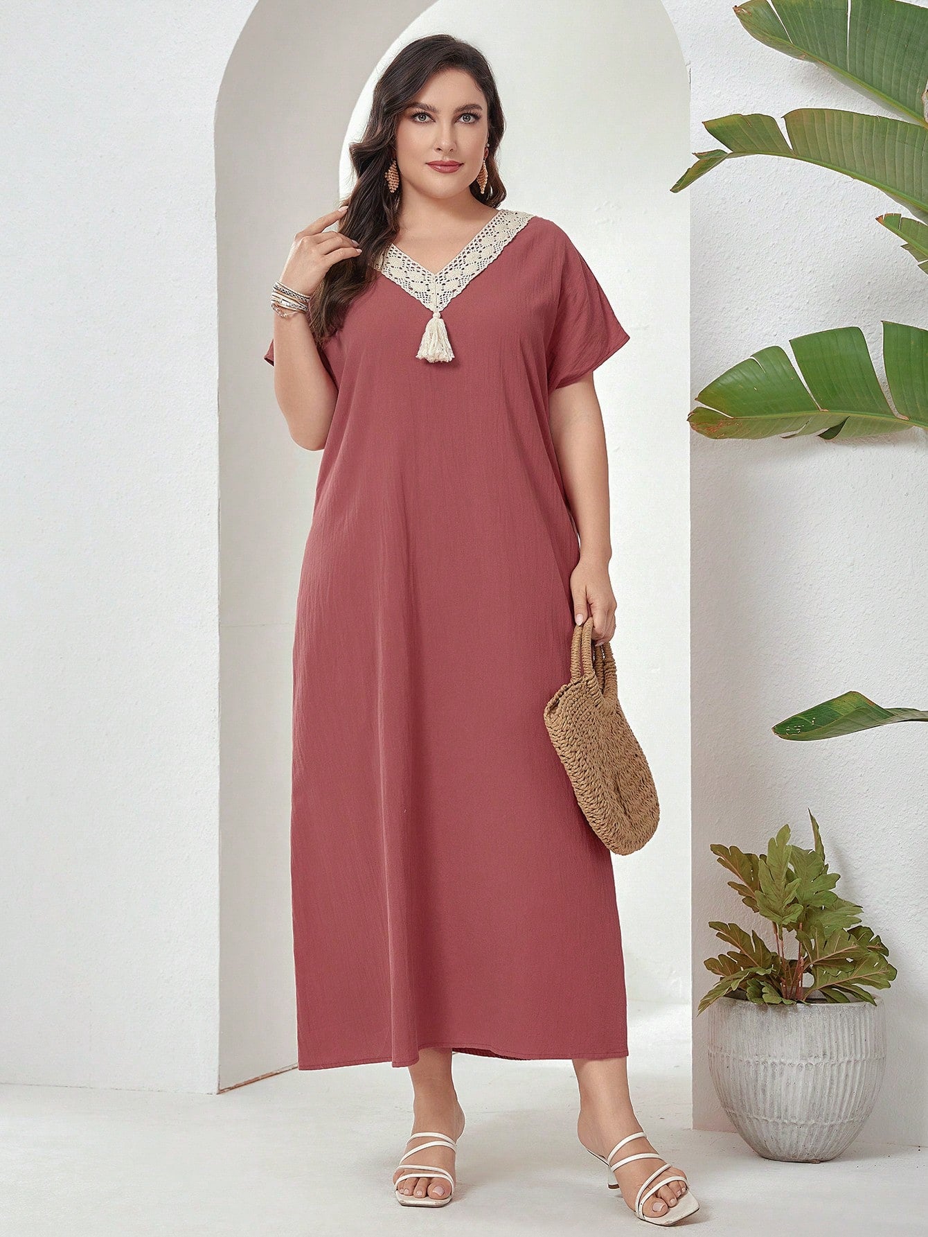 فستان صيفي بحجم كبير عارضة، عنق مستدير، تصميم ملون بقطع الدانتيل، كم فراشة، طويل الأكمام