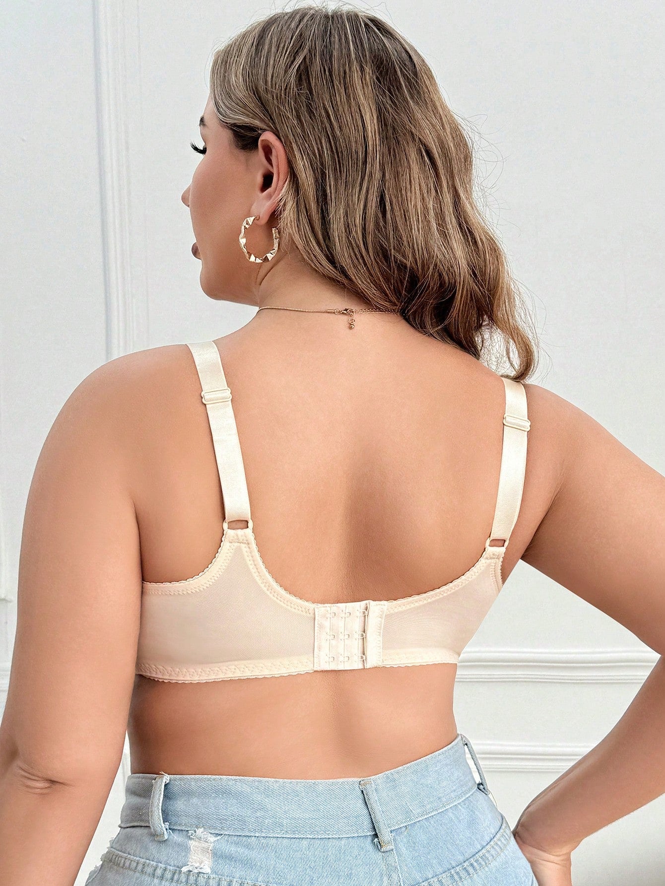 حمّالة صدر بأسلاك ودانتيل بلون سادة لمقاسات كبيرة