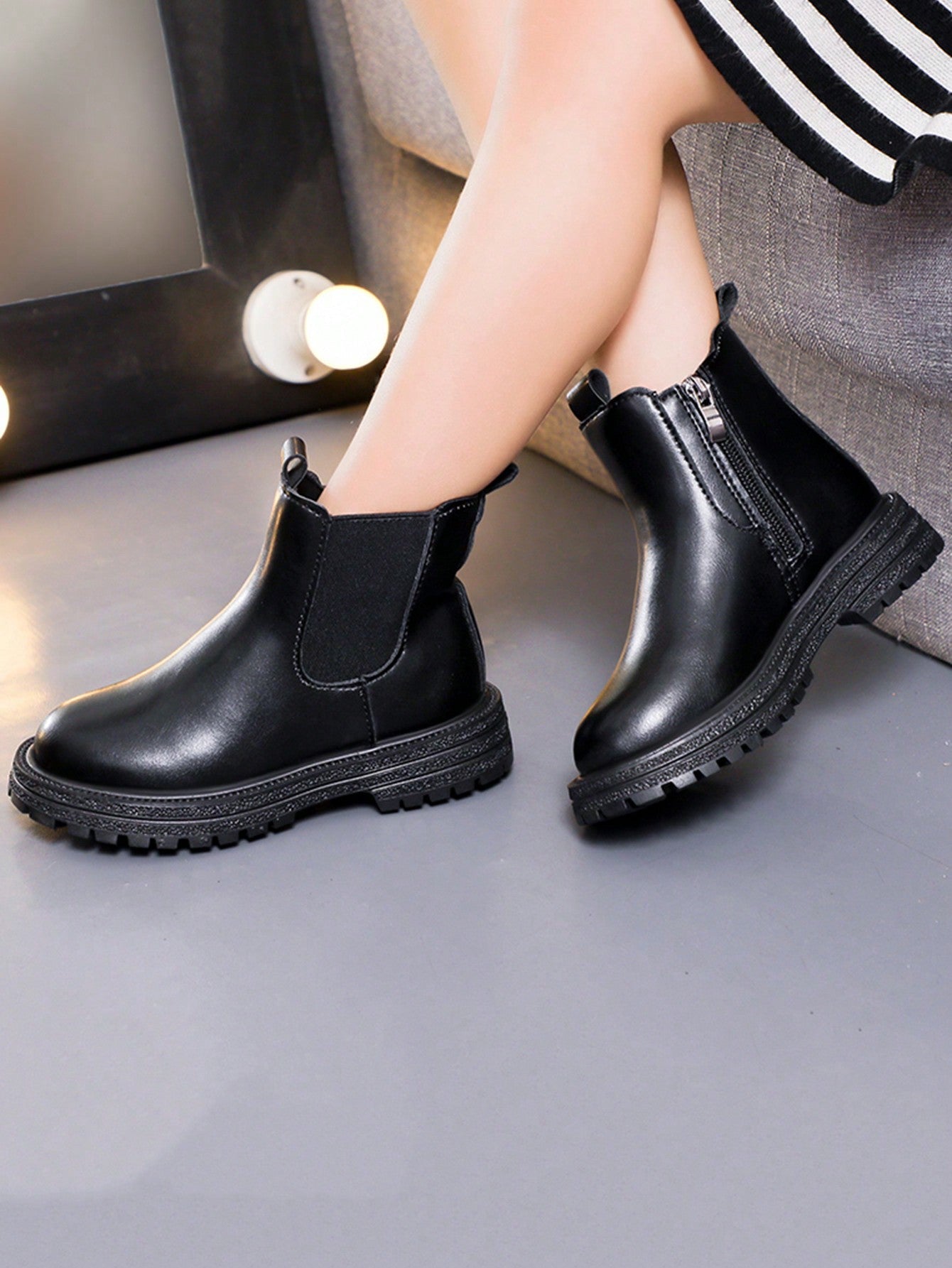 زوج واحد من الأحذية القصيرة غير المتميزة للأطفال بأصباغ صلبة