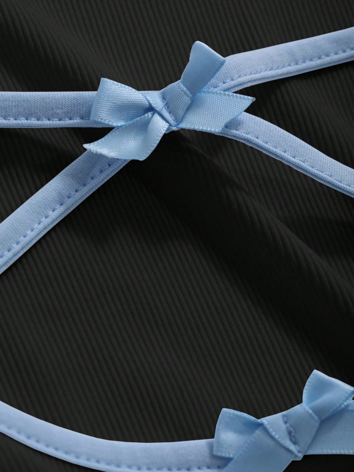 تي شيرت نسائي بأكمام قصيرة، ياقة ملتفة حول العنق مع ديكور عقدة الفراشة