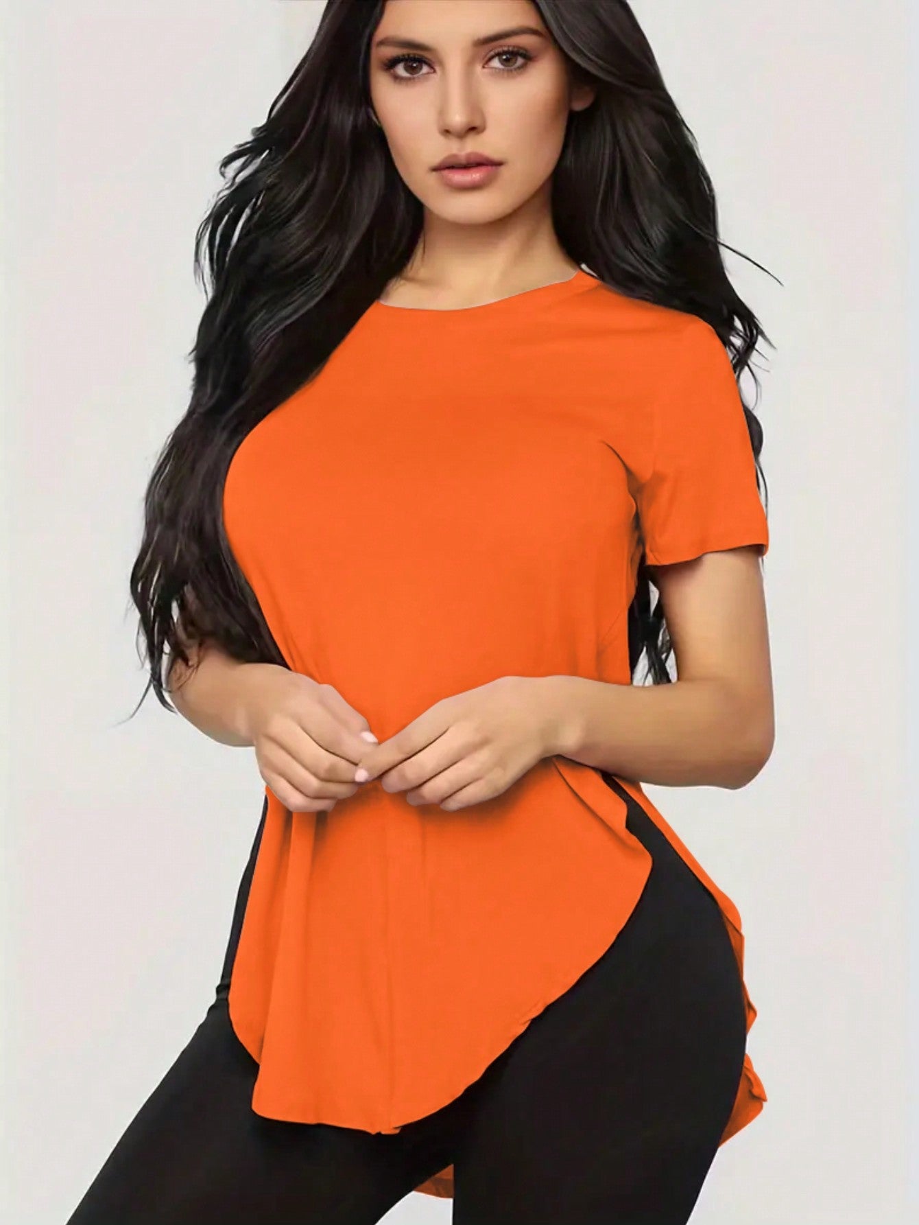 تي شيرت واسع بأكمام قصيرة مع فتحات على الجانبين،