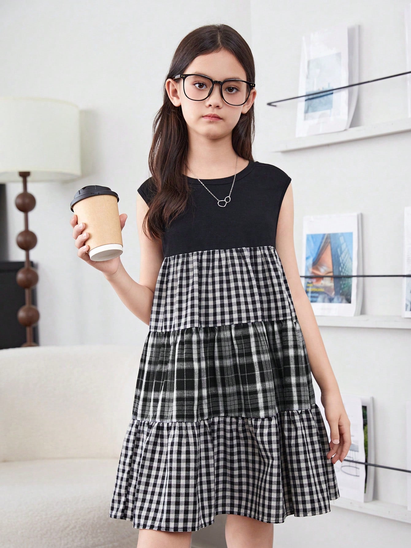 فتاة مراهقة بنمط ياباني، فستان كُمِّاش يغطّي الكتف بالمربّعات متباين الألوان مقصوص بالحياكة لفصل الربيع والصيف