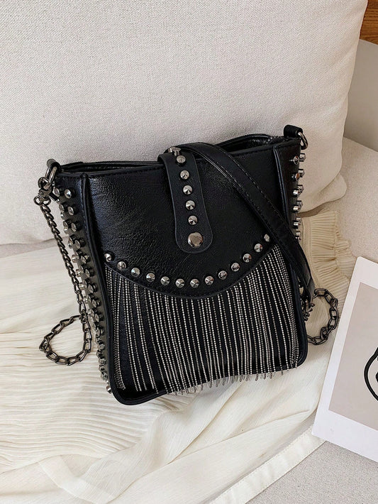 حقيبة نسائية صغيرة جلد صناعي اللون الأسود ذات لون سادة للهاتف المحمول والعملات المعدنية مع حزام سلسلة مضفرة وزخرفة عقدة