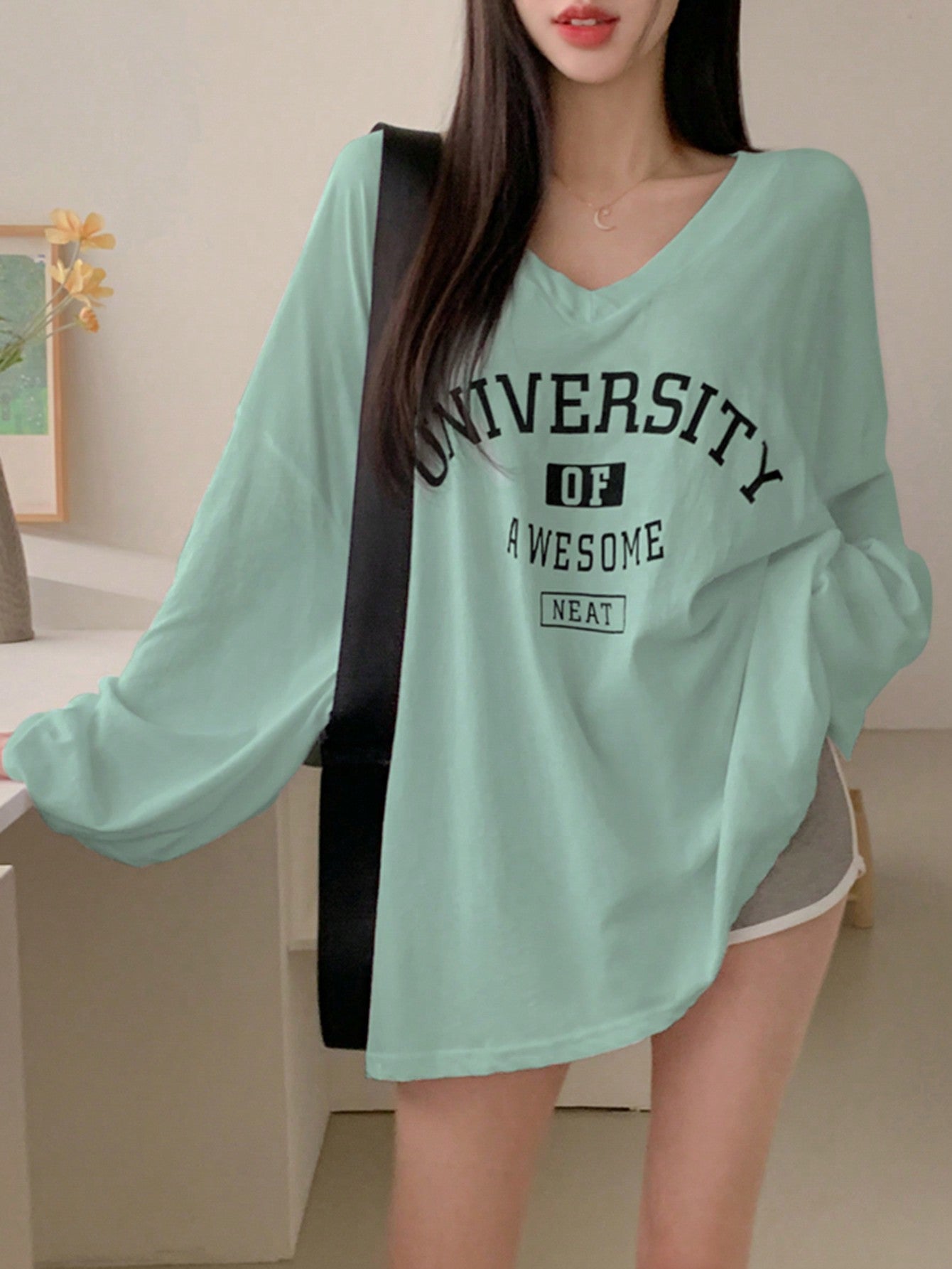 تي شيرت نسائي عادي بقبة V وأكمام طويلة بطبعة حرفية - ربيع / صيف