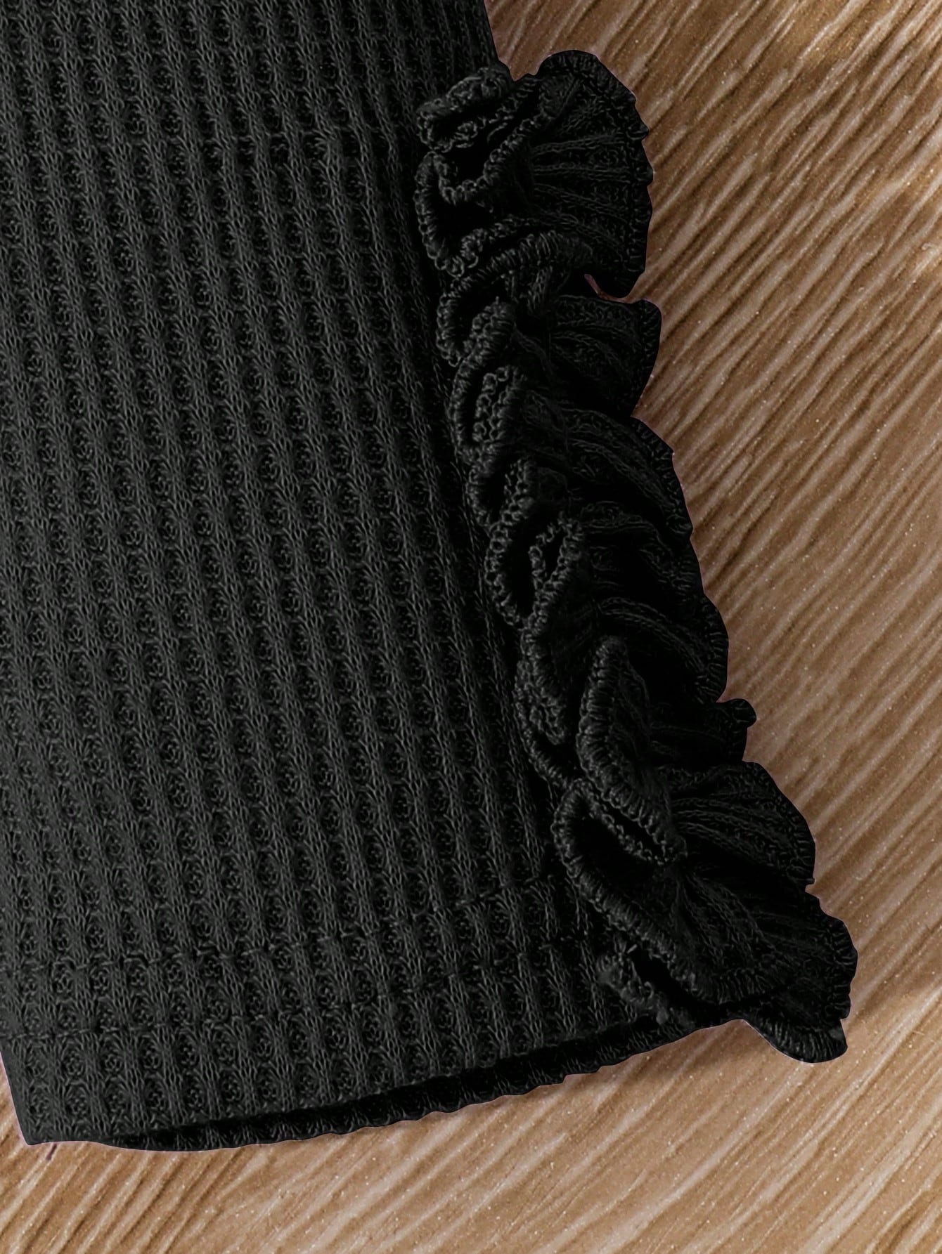 مجموعة ملابس علوية أكتاف غير متماثلة مكشكشة بلون أحادي وسروال ضيق للبنات الرضع