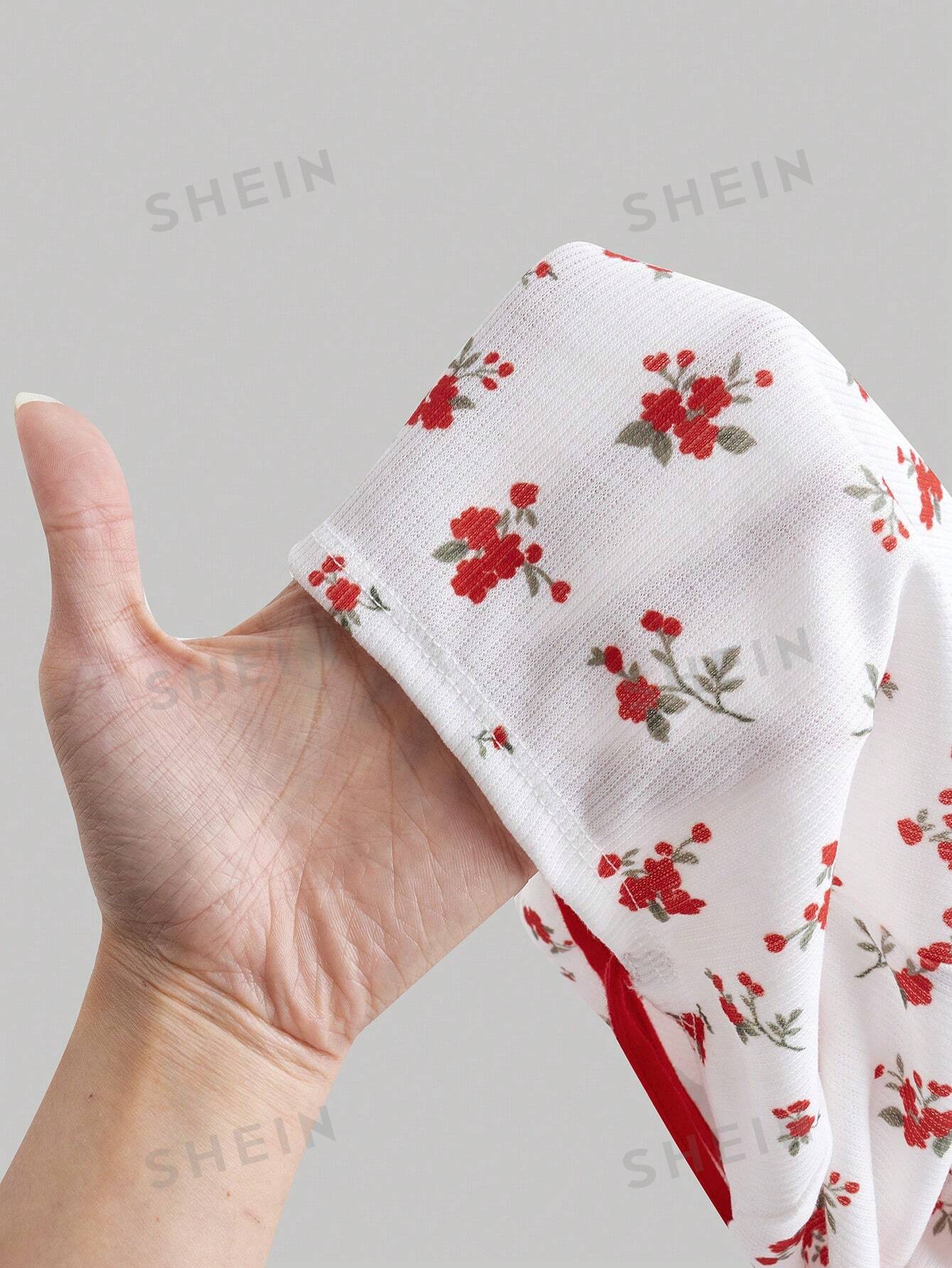 تي شيرت نسائي صيفي محبوك مطبوع بزهور صغيرة باللونين الأحمر والأبيض بتصميم مفكك وهمي من الأشرطة المطاطية