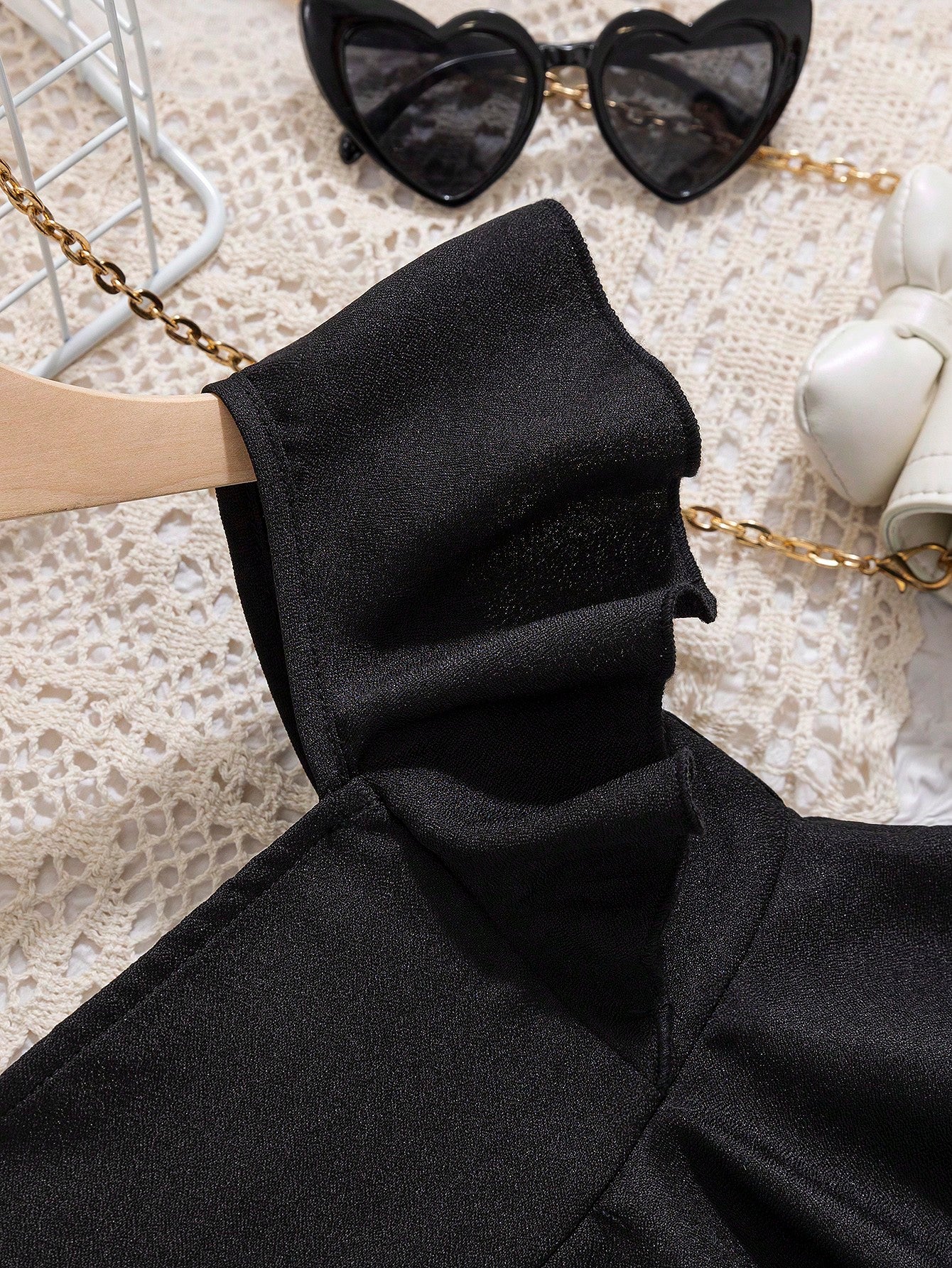 بدلة صيفية عارضة للرضع الإناث ، تضمن أحزمة كتف رقيقة ومتموجة، وقميص بلا أكمام، وسروال طويل ضيق مع خصر مرن مصنوع من الوان صلبة مما يجعلها مناسبة لفصل الصيف.