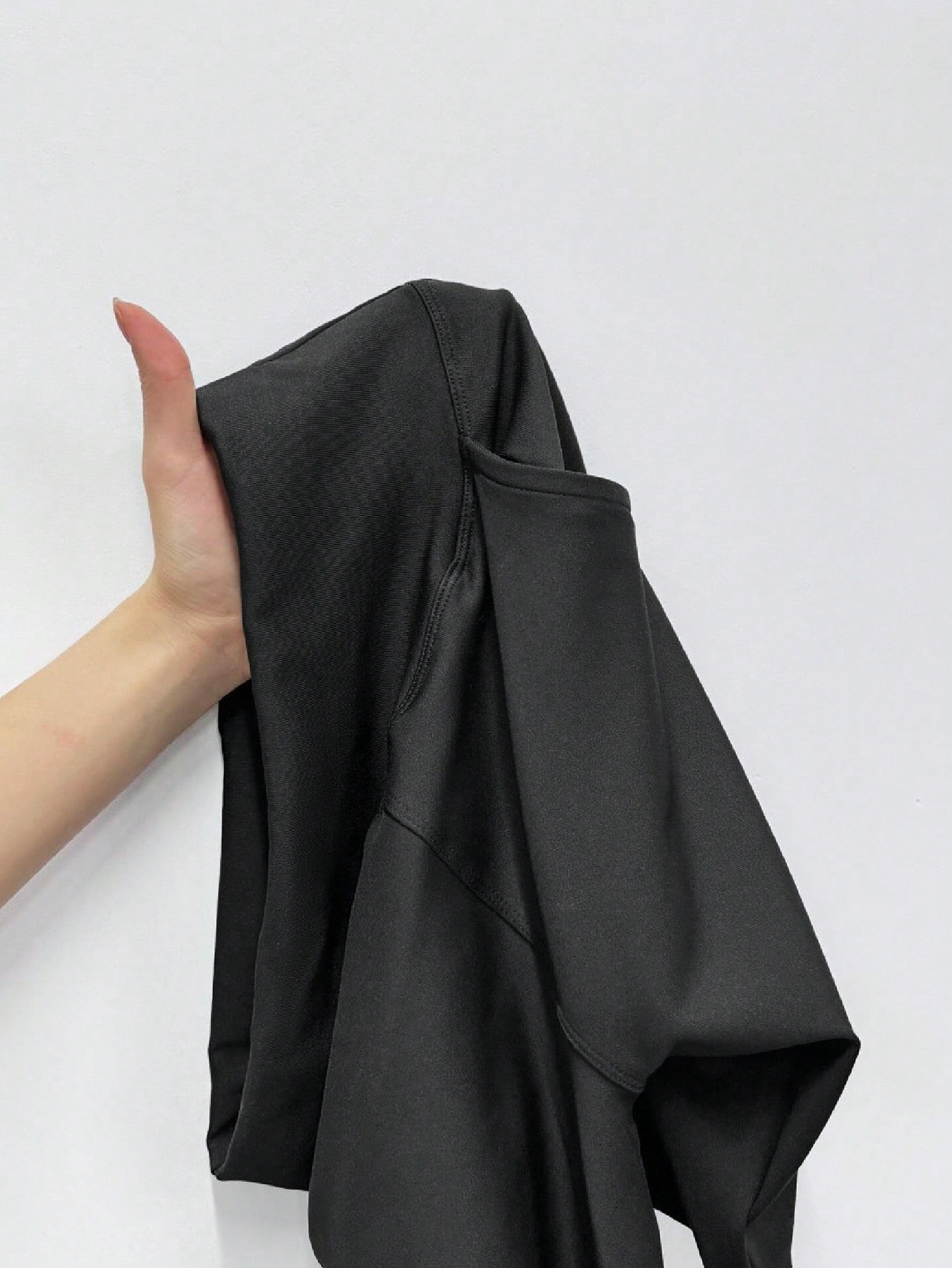 سروال يوغا رياضي نسائي بلون سادة مع جيوب (طول الركبة)