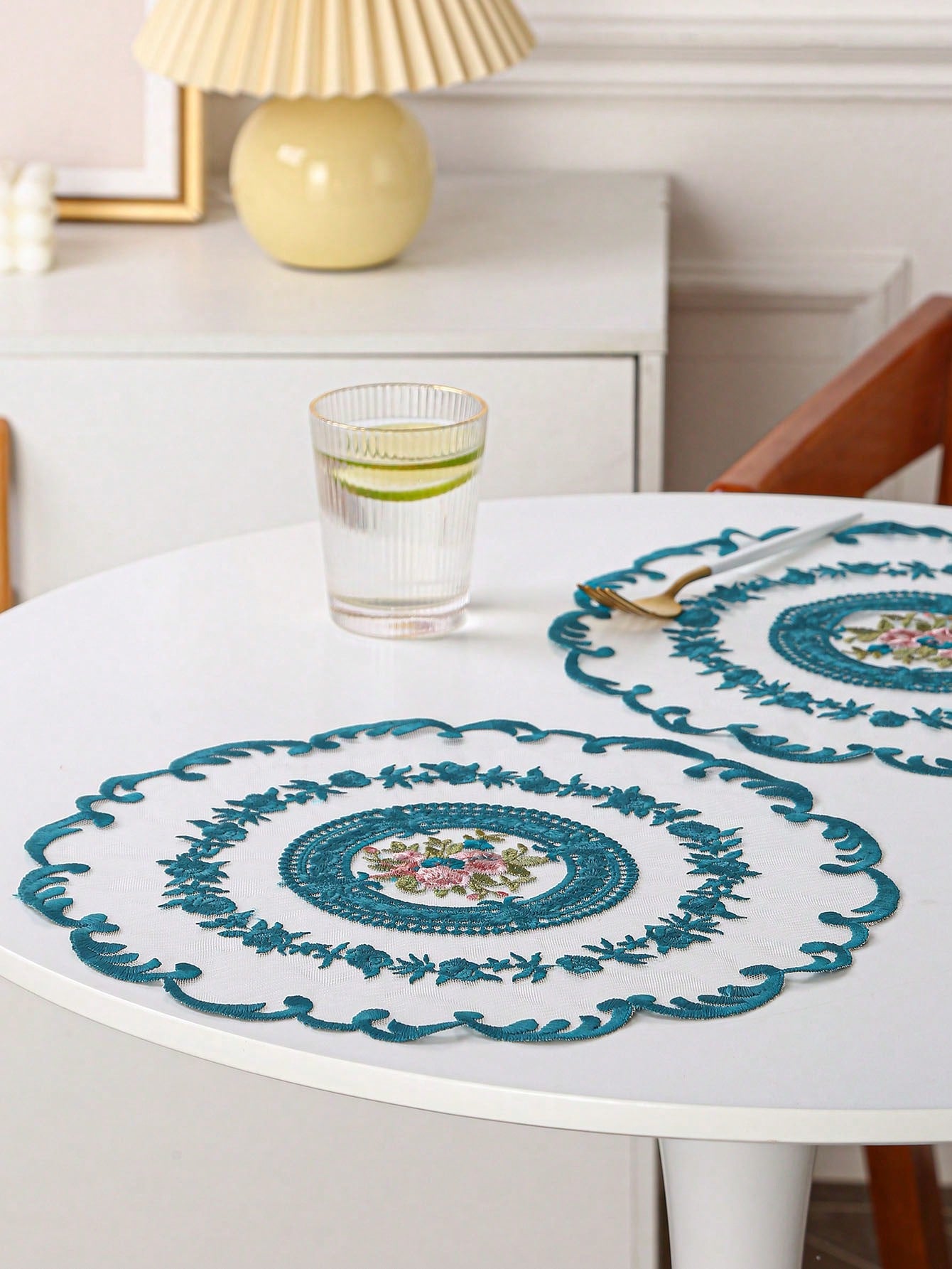 قطع من أطباق الطاولة