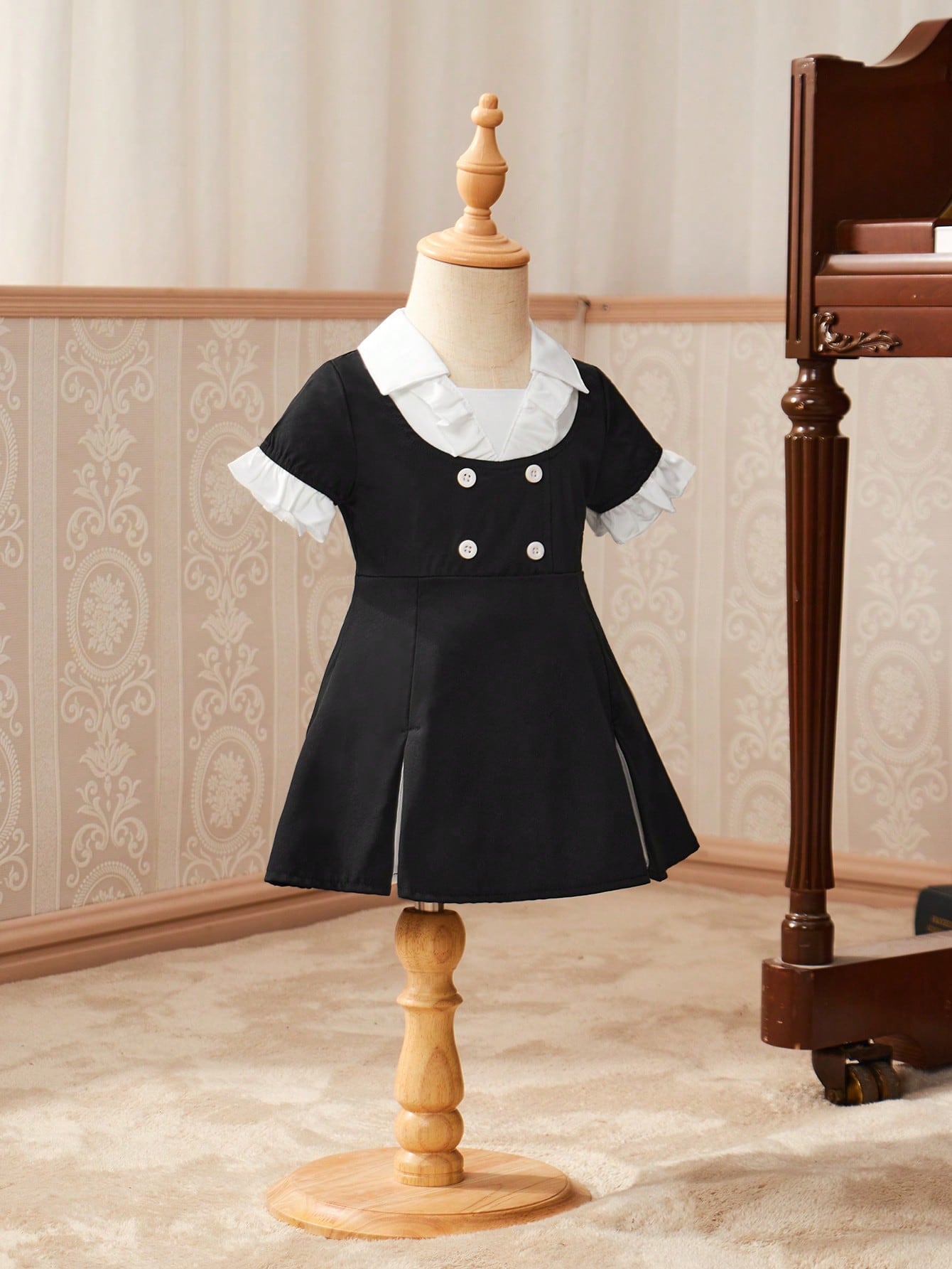 فستان بناتي قصير بياقة مفتوحة بأكمام قصيرة و تصميم أنيق و أنيق لصيف