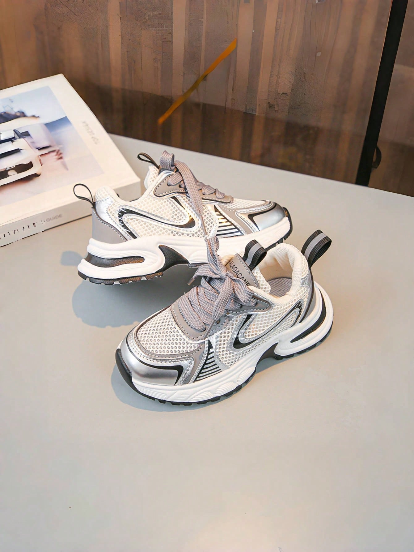 زوج أحذية رياضية أطفال مع خطاف وحلقة من الجلد المدبوغ والشبكة المزدوجة