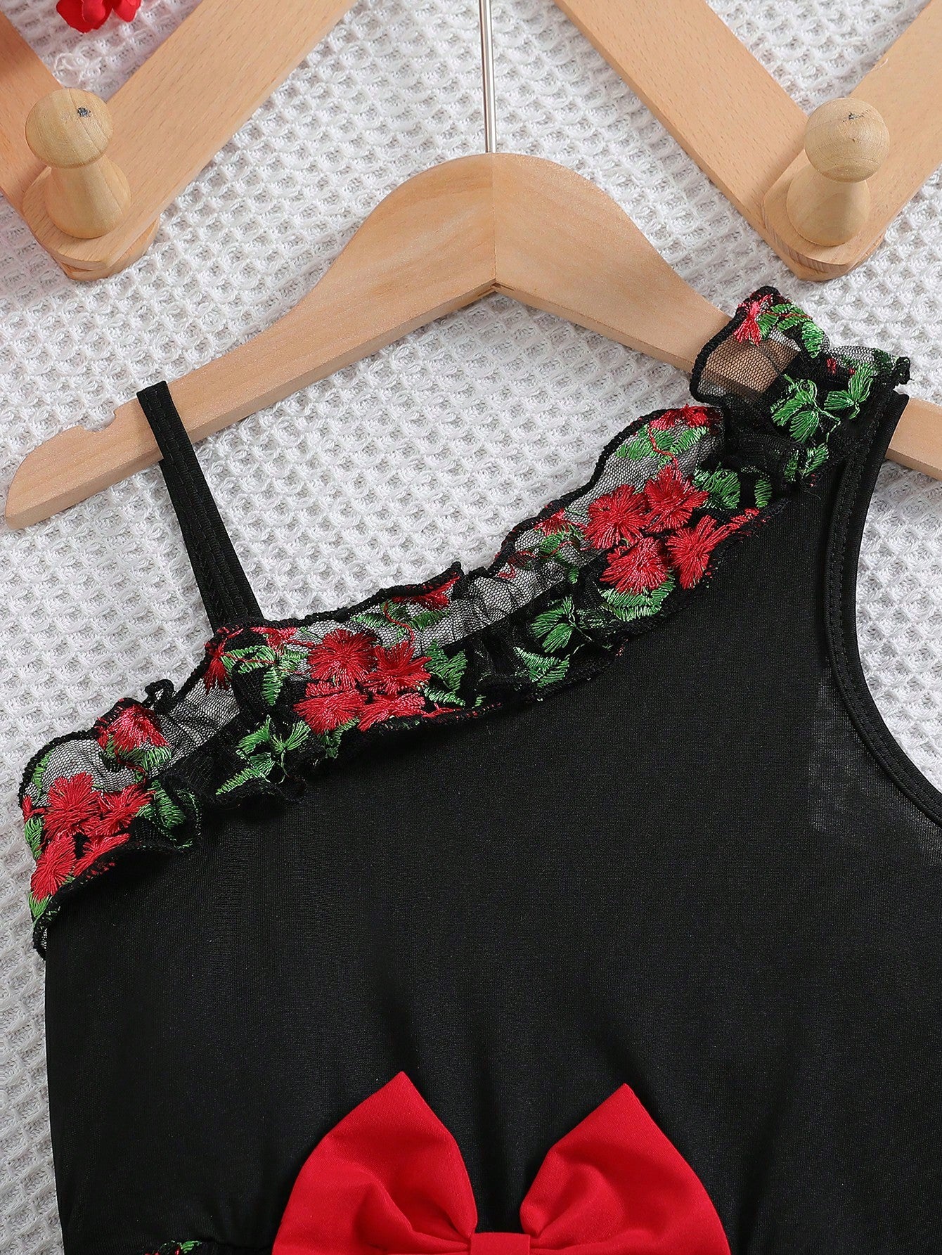 منافد الصيف للفتاة الشابة، أنيقة بأربطة الكتف مع عقدة بو ثلاثية الابعاد وتنورة شبكية