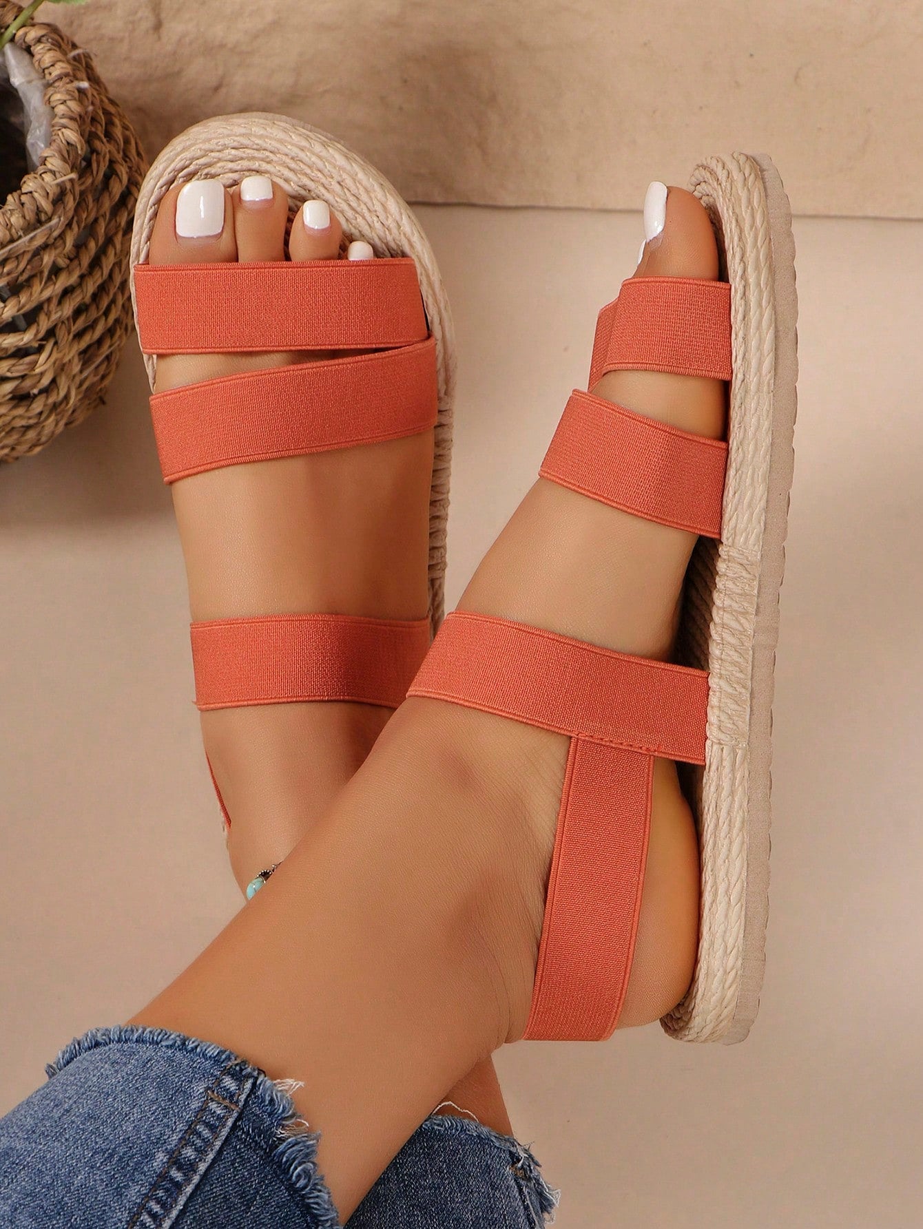 صنادل مسطحة مريحة للسيدات بتصميم مطاطي عصري للنشاطات الخارجية في الربيع والصيف