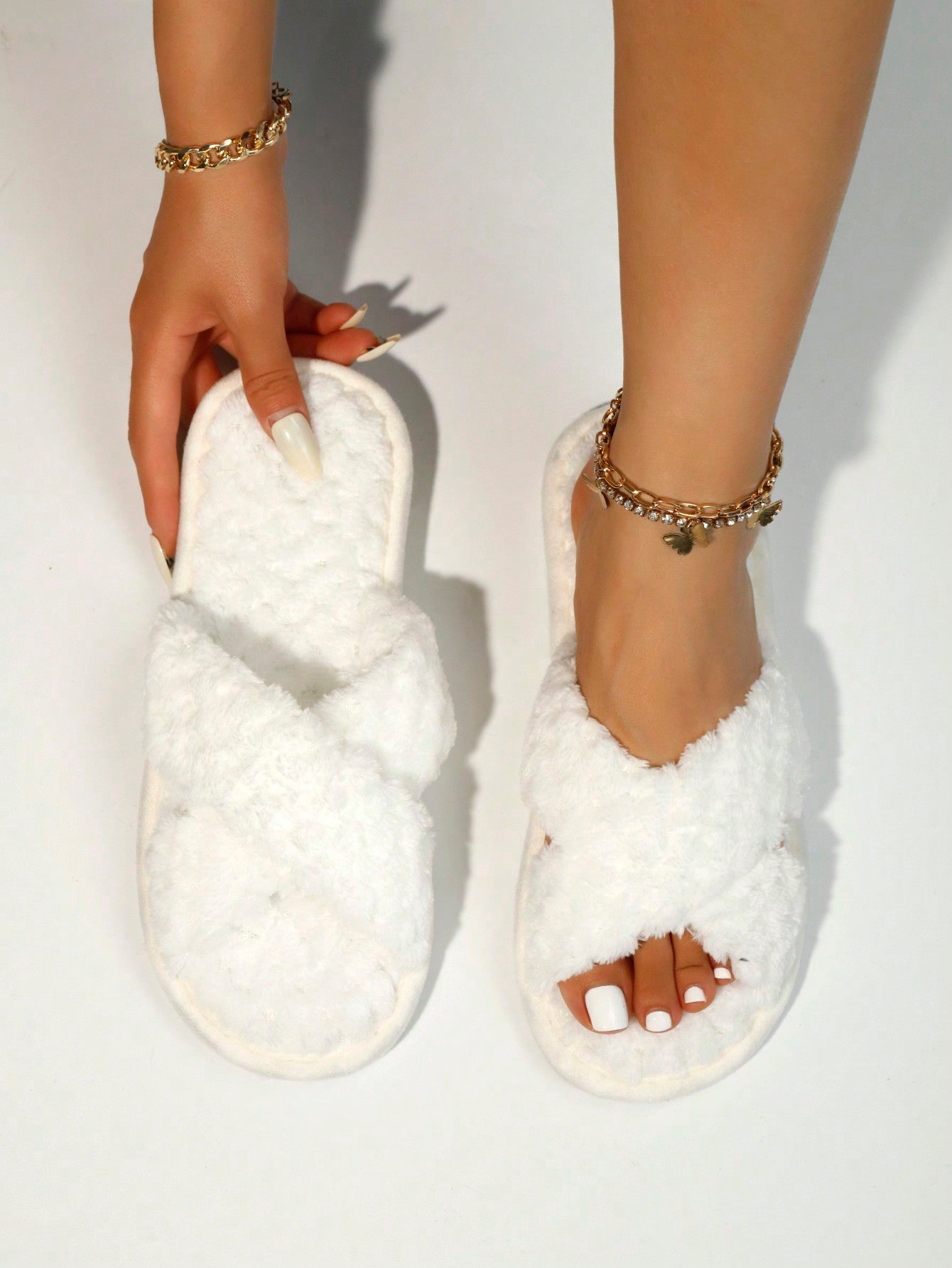 شبشب نسائي مخملي عصري بحزام عابر أبيض ناعم الفرو ، نعل ناعم مريح للغاية للشقة الهادئة