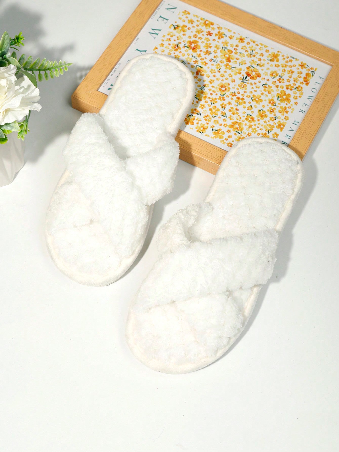 شبشب نسائي مخملي عصري بحزام عابر أبيض ناعم الفرو ، نعل ناعم مريح للغاية للشقة الهادئة