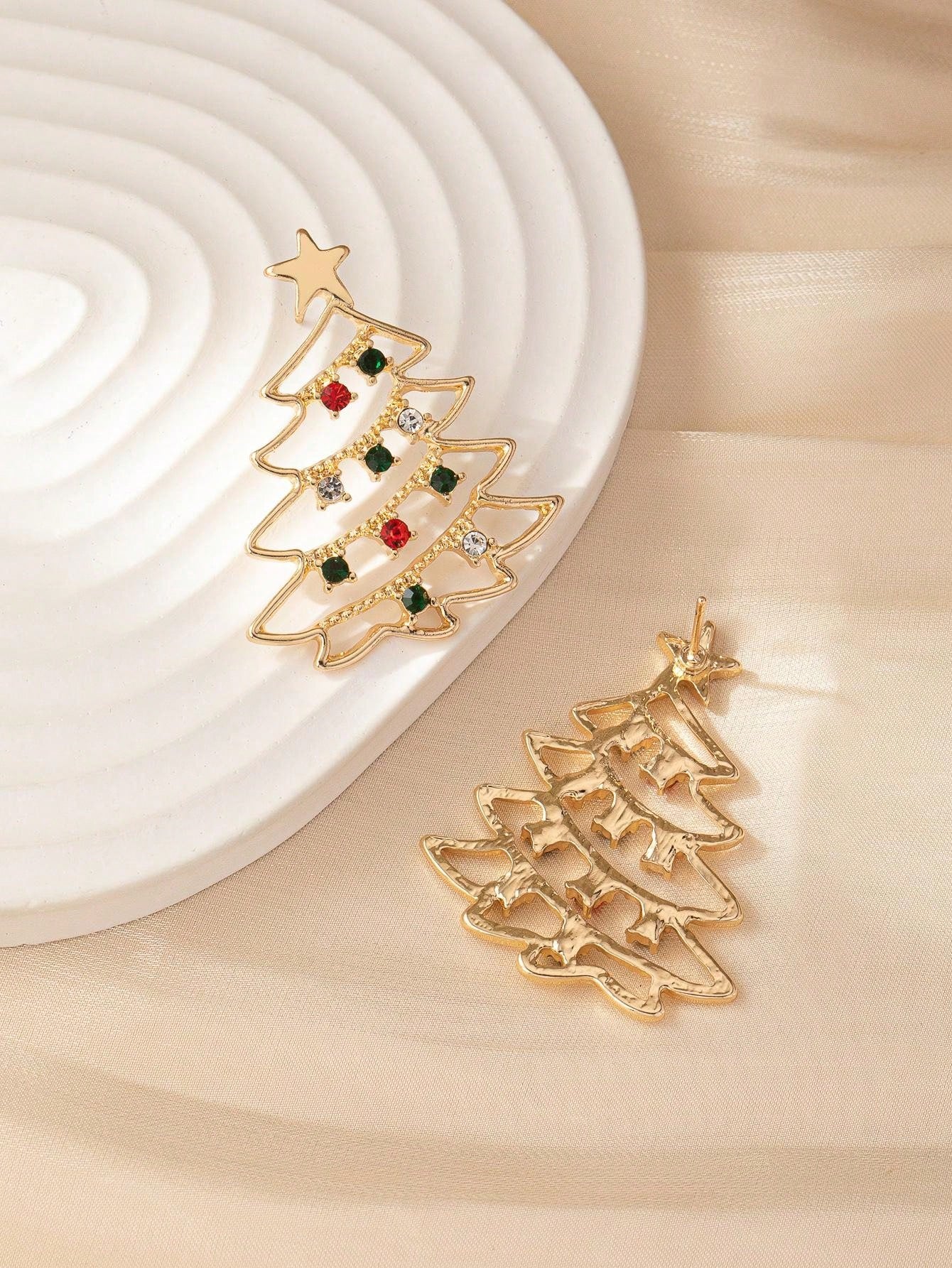 زوج من الأقراط المعدنية بتصميم شجرة عيد الميلاد