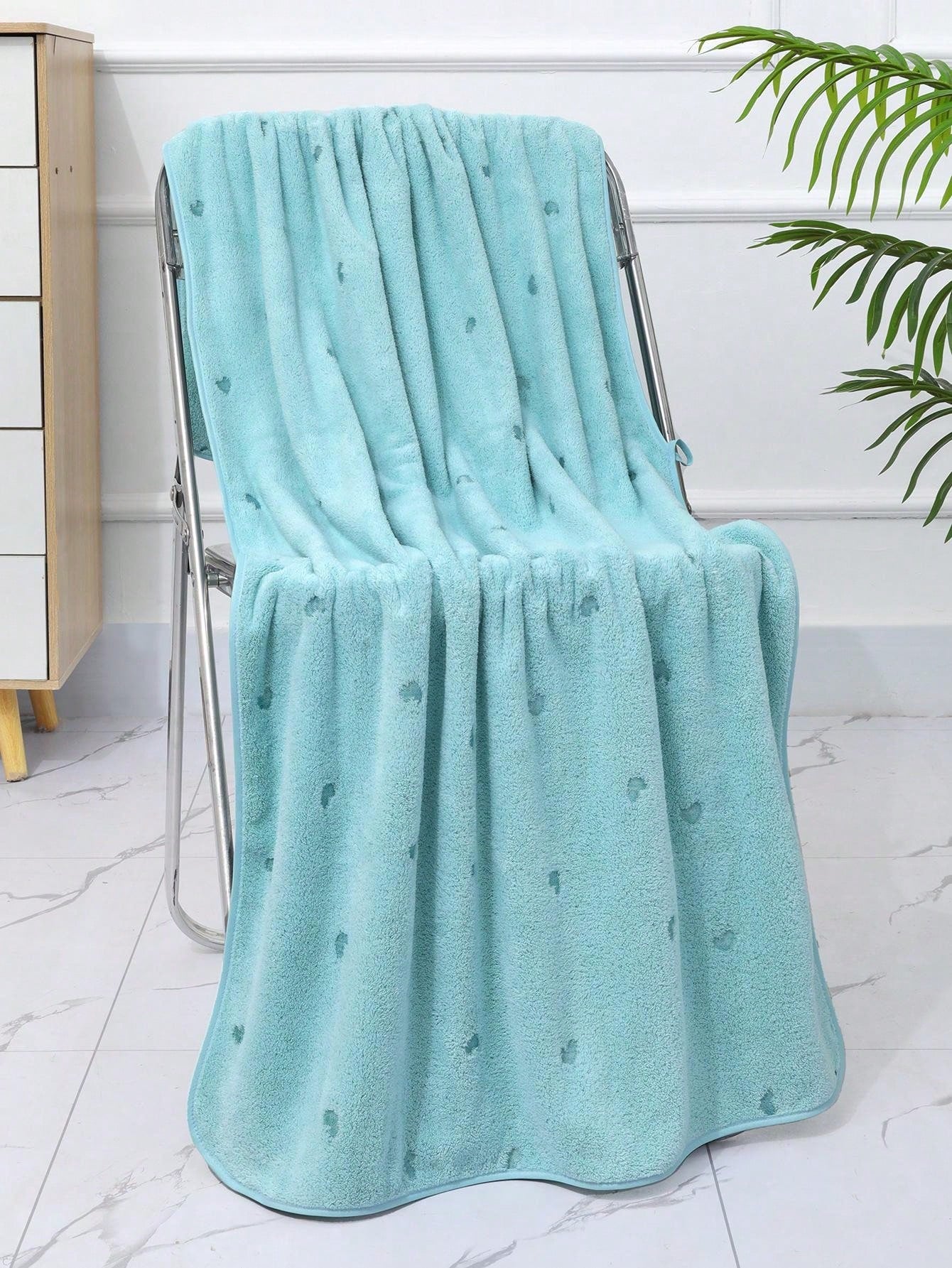 منشفة صغيرة بشكل القلب المصنوعة من قطن الكورال الناعم والماصة للماء، مثالية للاستخدام في الحمامات والصالات الرياضية والفنادق والاستخدام اليومي. هدية مثالية لعيد الأم و