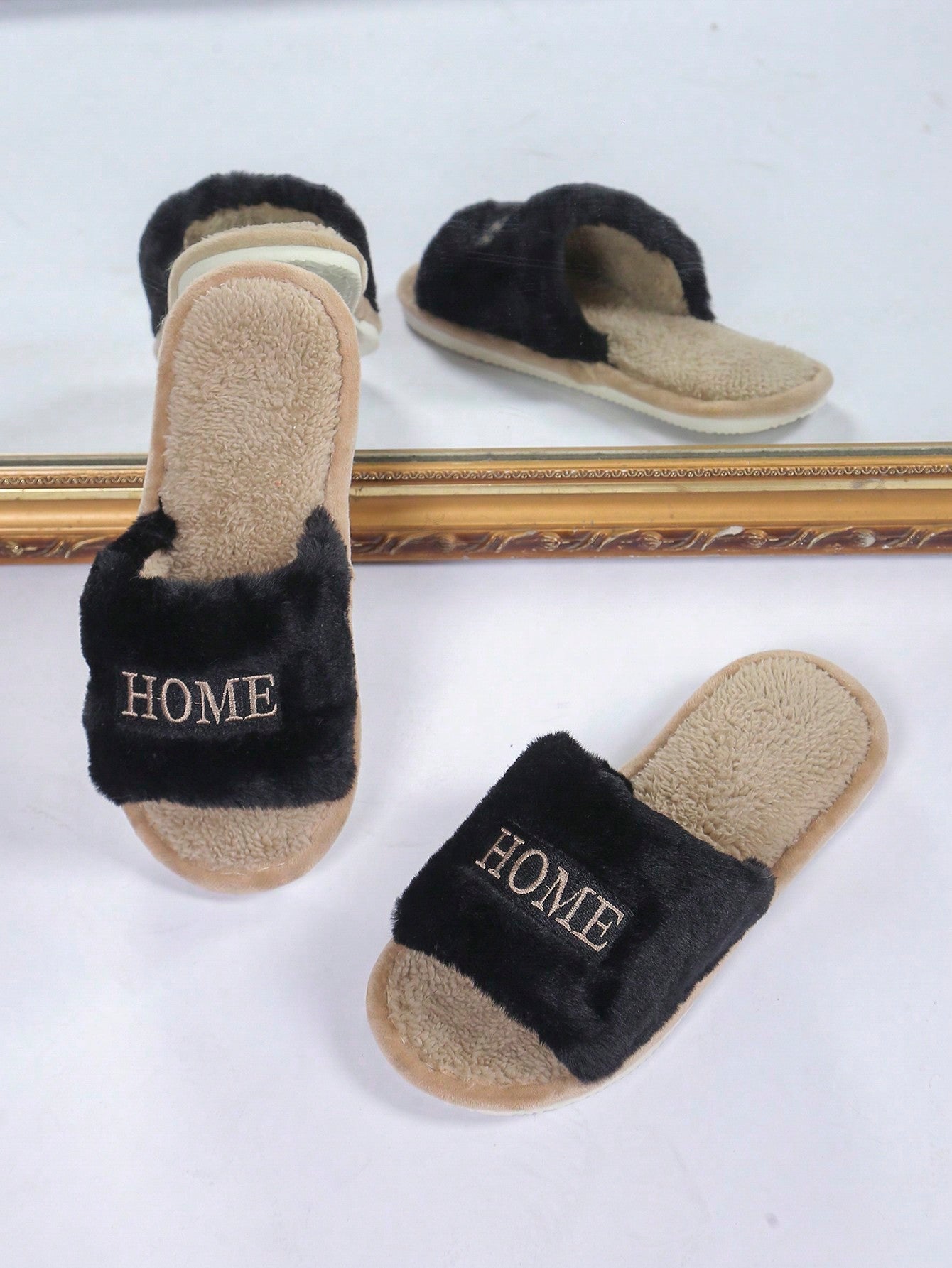 صندل بيت نسائي مفتوح من الأصابع، نعل ناعم أبيض مع تطريز الرسالة، بسيط وعصري، مريح وخفيف للغاية