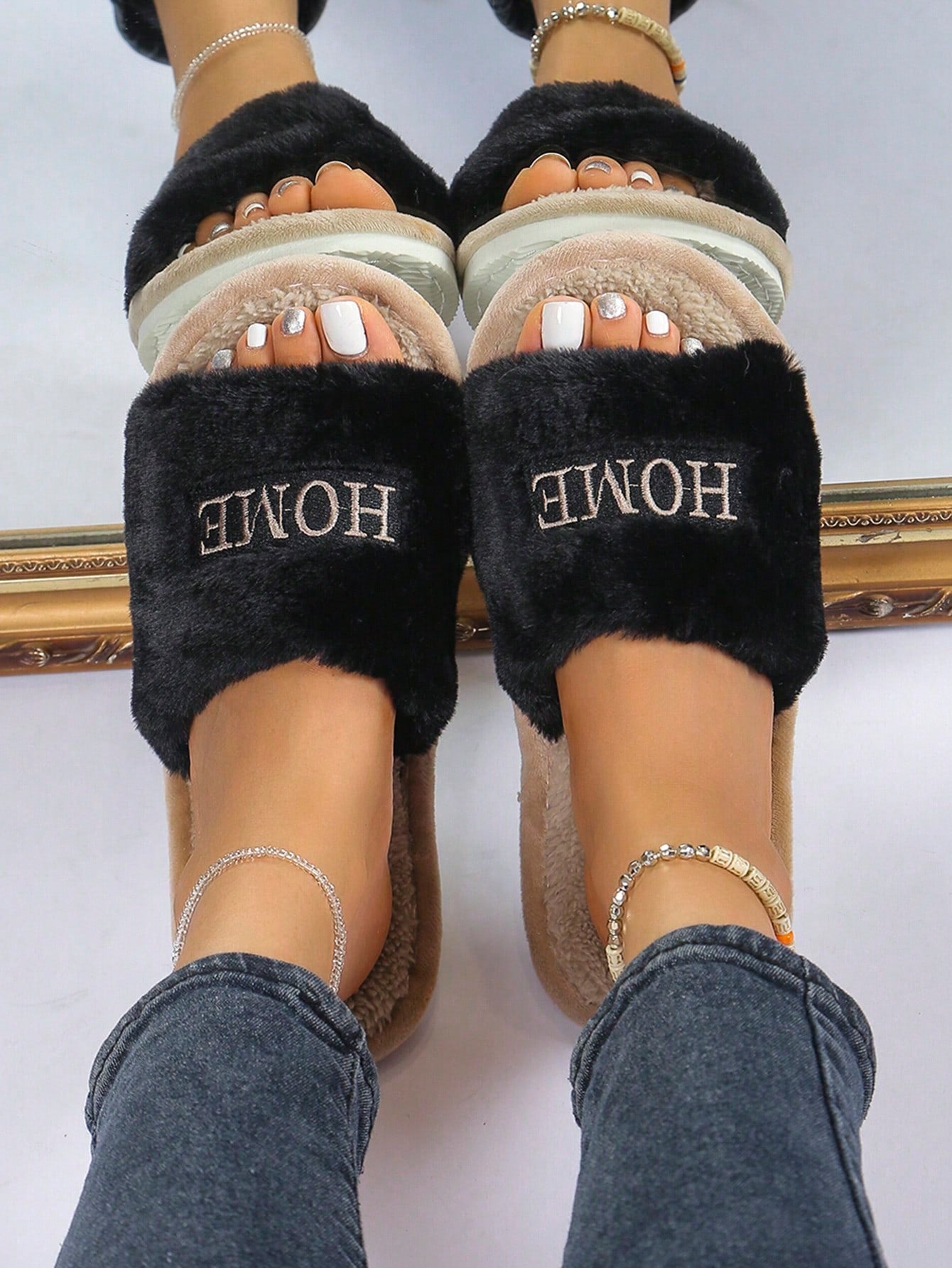 صندل بيت نسائي مفتوح من الأصابع، نعل ناعم أبيض مع تطريز الرسالة، بسيط وعصري، مريح وخفيف للغاية