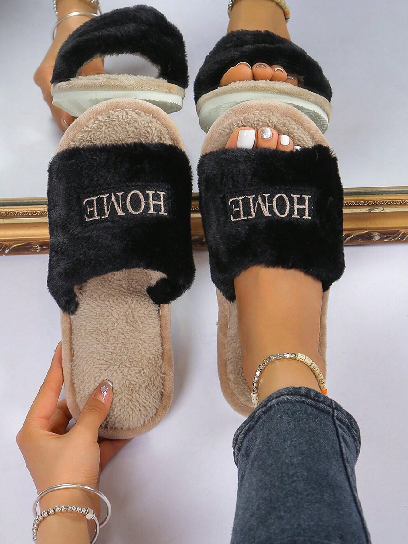 صندل بيت نسائي مفتوح من الأصابع، نعل ناعم أبيض مع تطريز الرسالة، بسيط وعصري، مريح وخفيف للغاية