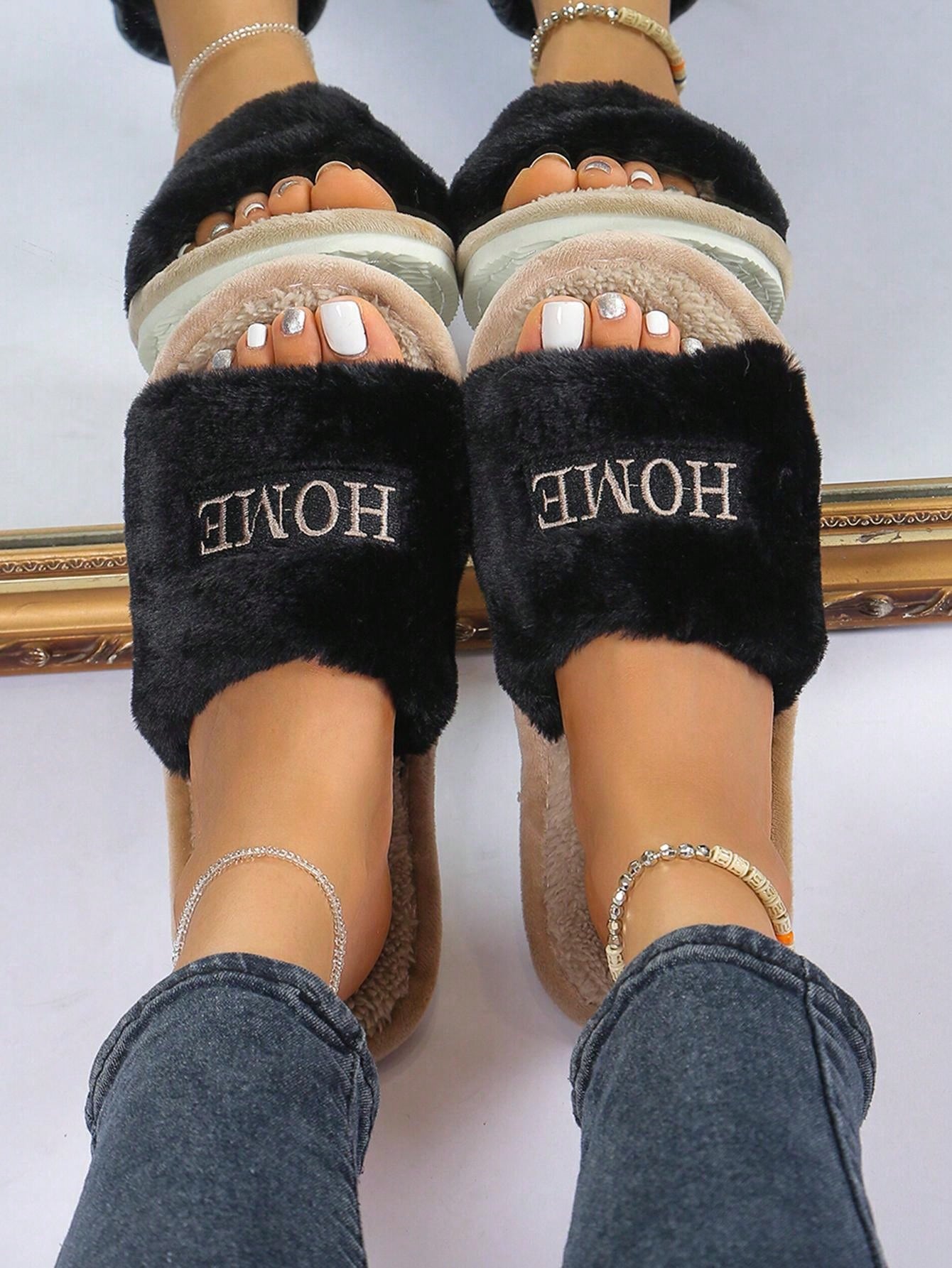 صندل بيت نسائي مفتوح من الأصابع، نعل ناعم أبيض مع تطريز الرسالة، بسيط وعصري، مريح وخفيف للغاية