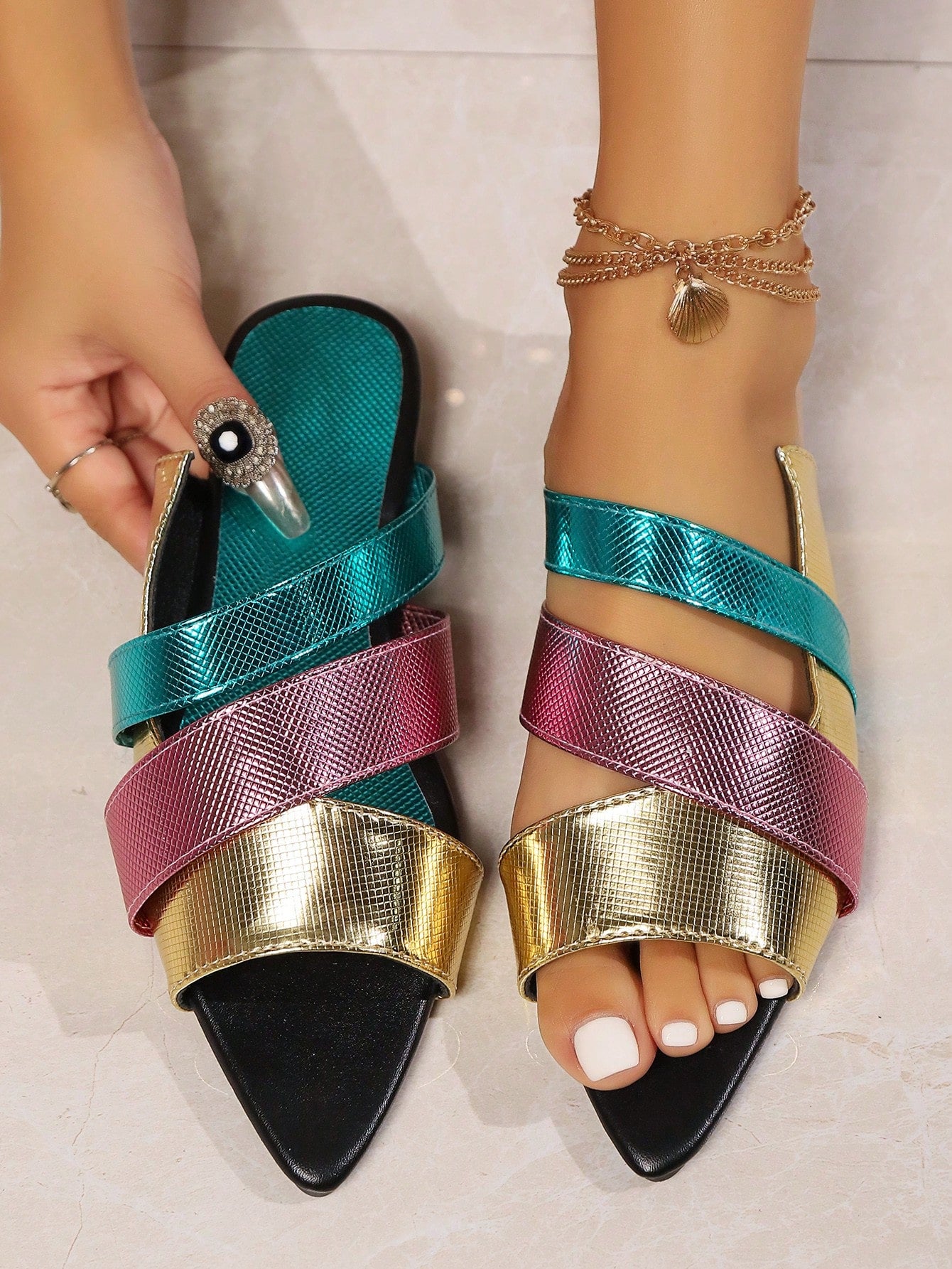 الصنادل المسطحة العصرية الجديدة للمرأة