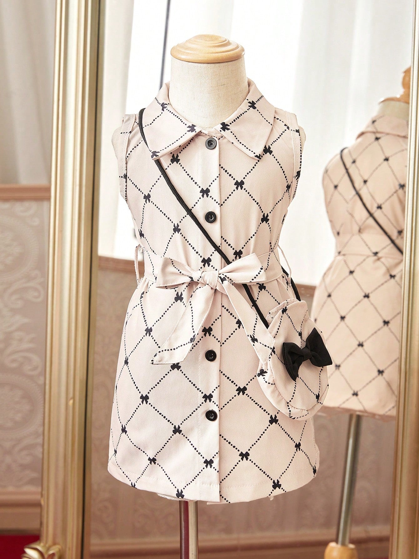 فستان فتاة رضيعة بنمط مربعات ماسية مزين بأربطة وطبعات