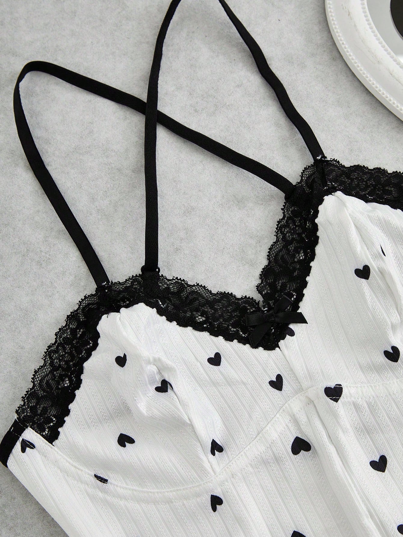 رومبر كامي أبيض مع طباعة قلب وتباين الدانتيل للنساء