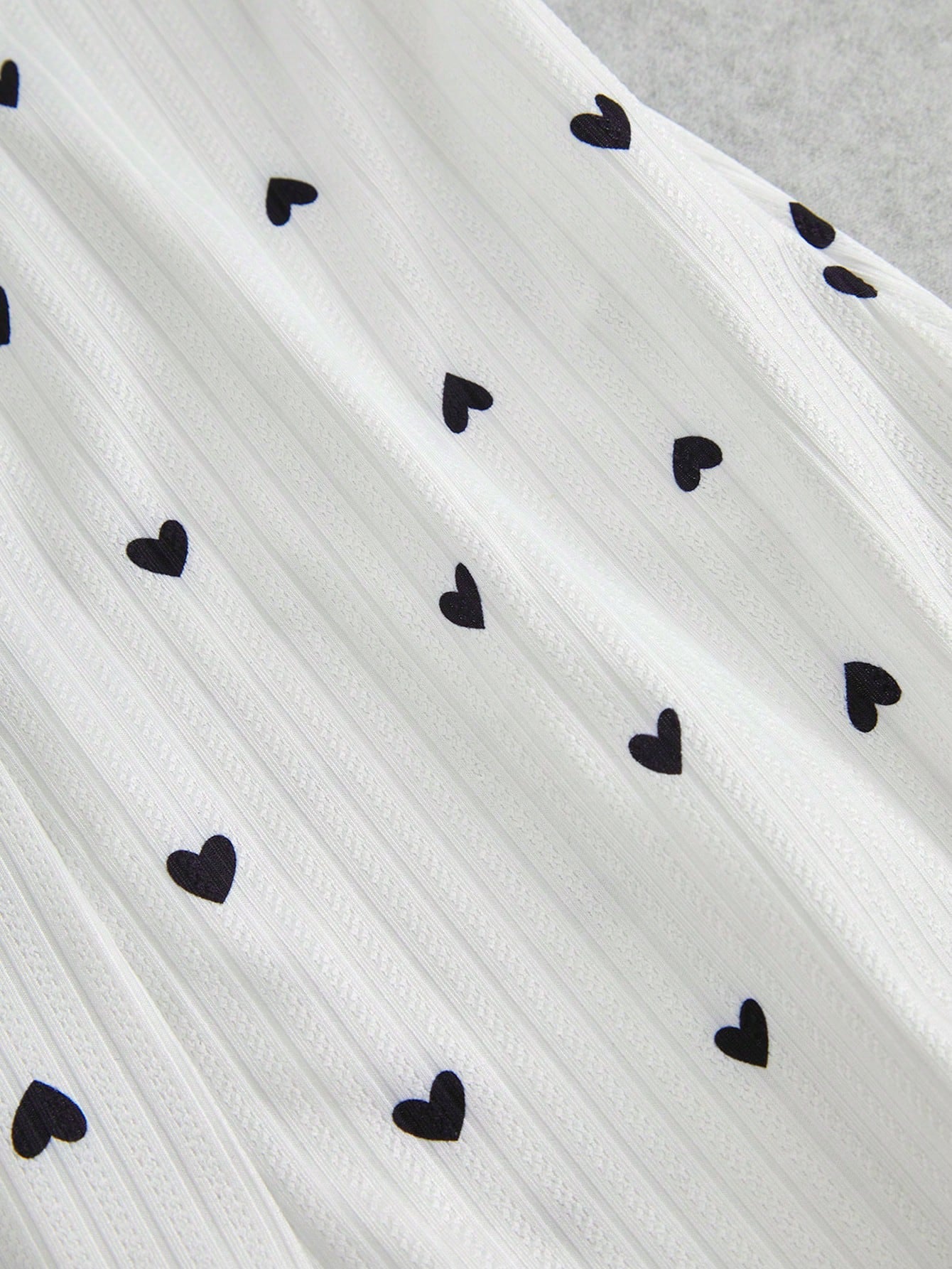 رومبر كامي أبيض مع طباعة قلب وتباين الدانتيل للنساء