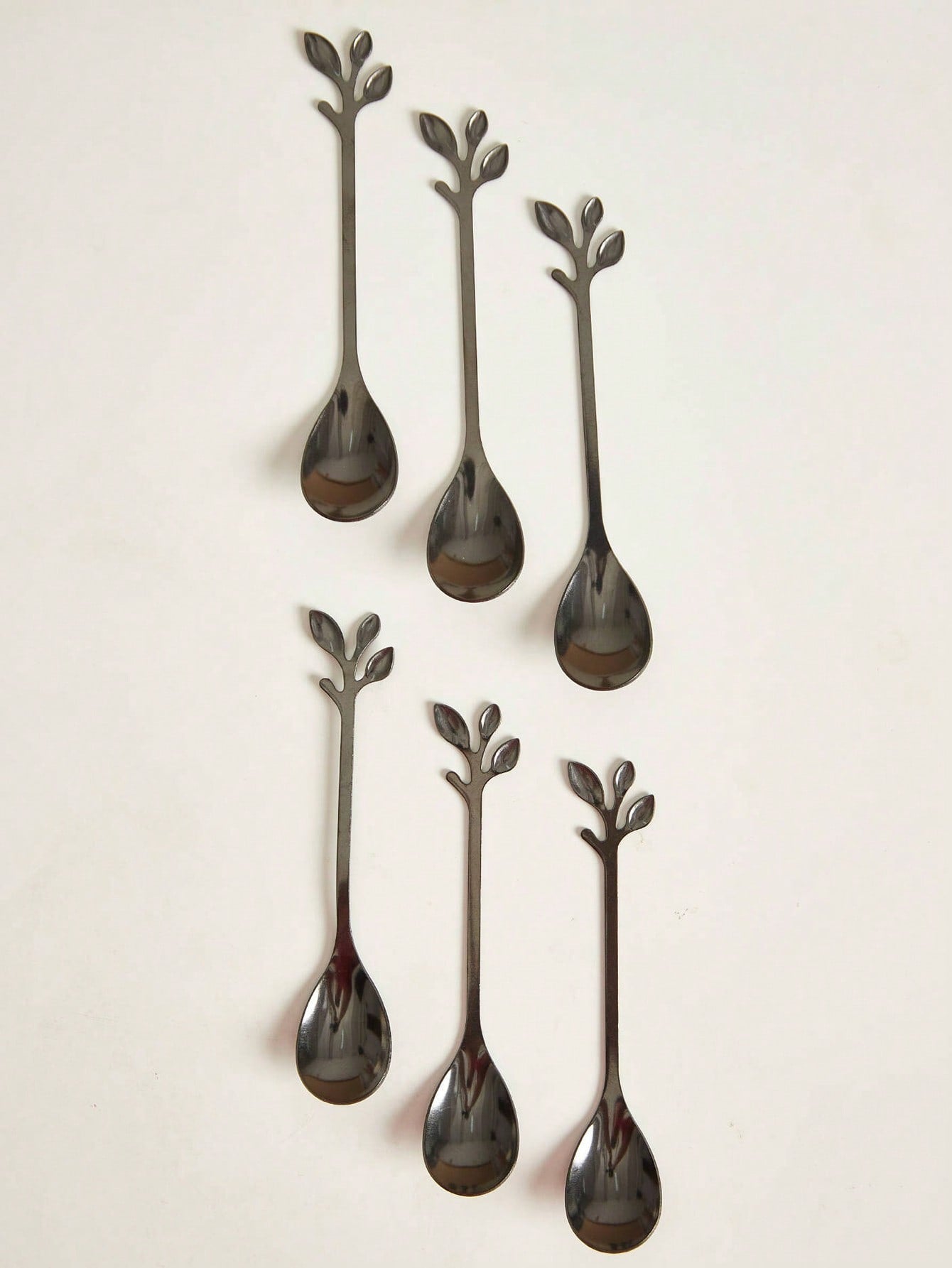 مجموعة ملعقة وشوكة بتصميم أوراق