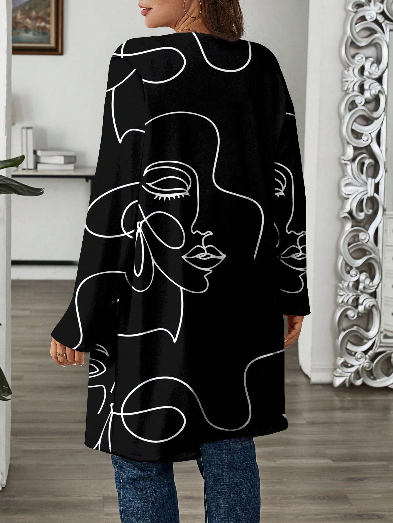 كارديجان كبير الحجم بتصميم فني مجرّد واسع للنساء، بأكمام طويلة
