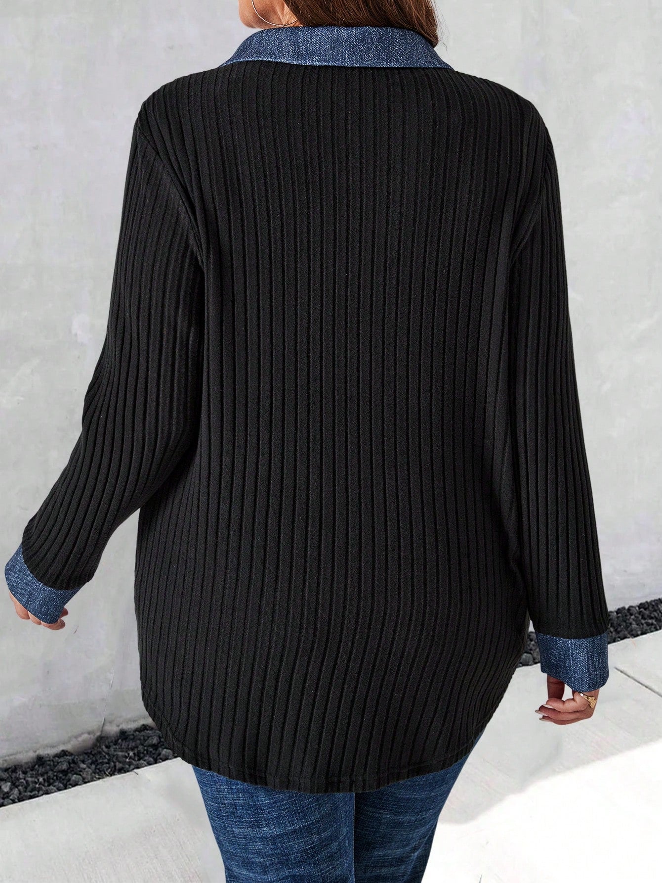 جاكيت شتوي للمرأة البدينة من قماش أسود نرم مع ياقة إضافية للخريف