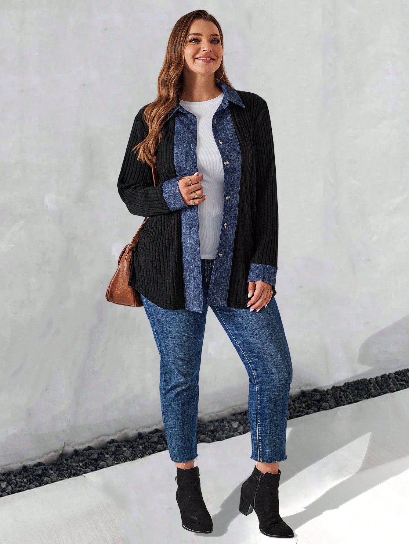 جاكيت شتوي للمرأة البدينة من قماش أسود نرم مع ياقة إضافية للخريف