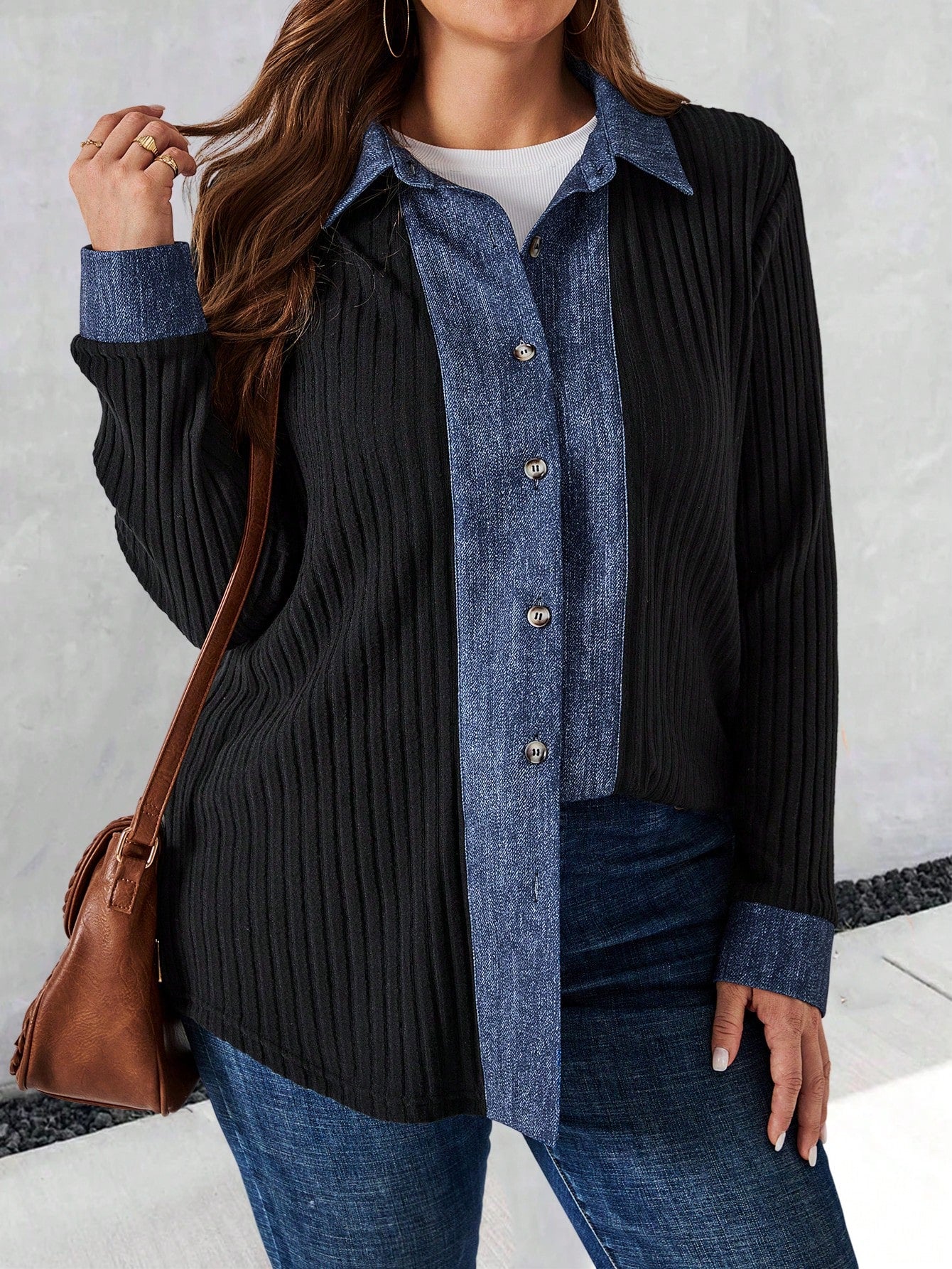 جاكيت شتوي للمرأة البدينة من قماش أسود نرم مع ياقة إضافية للخريف