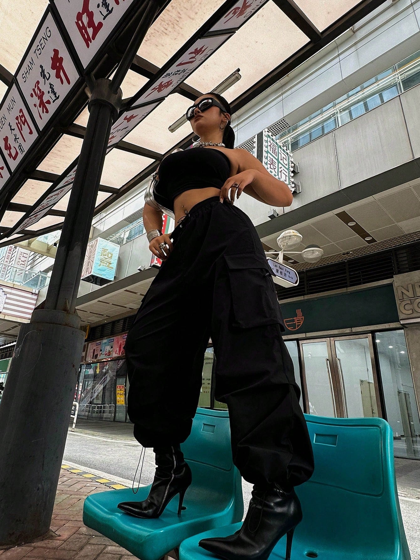 سراويل شحن سوداء فضفاضة متحررة مع جيوب كبيرة الحجم للاستخدام اليومي العادي