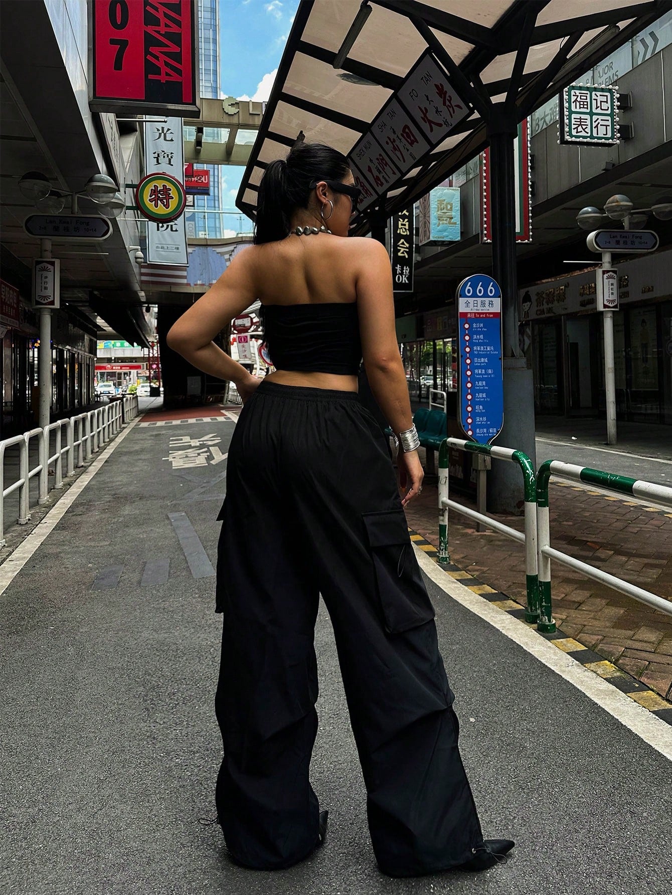 سراويل شحن سوداء فضفاضة متحررة مع جيوب كبيرة الحجم للاستخدام اليومي العادي