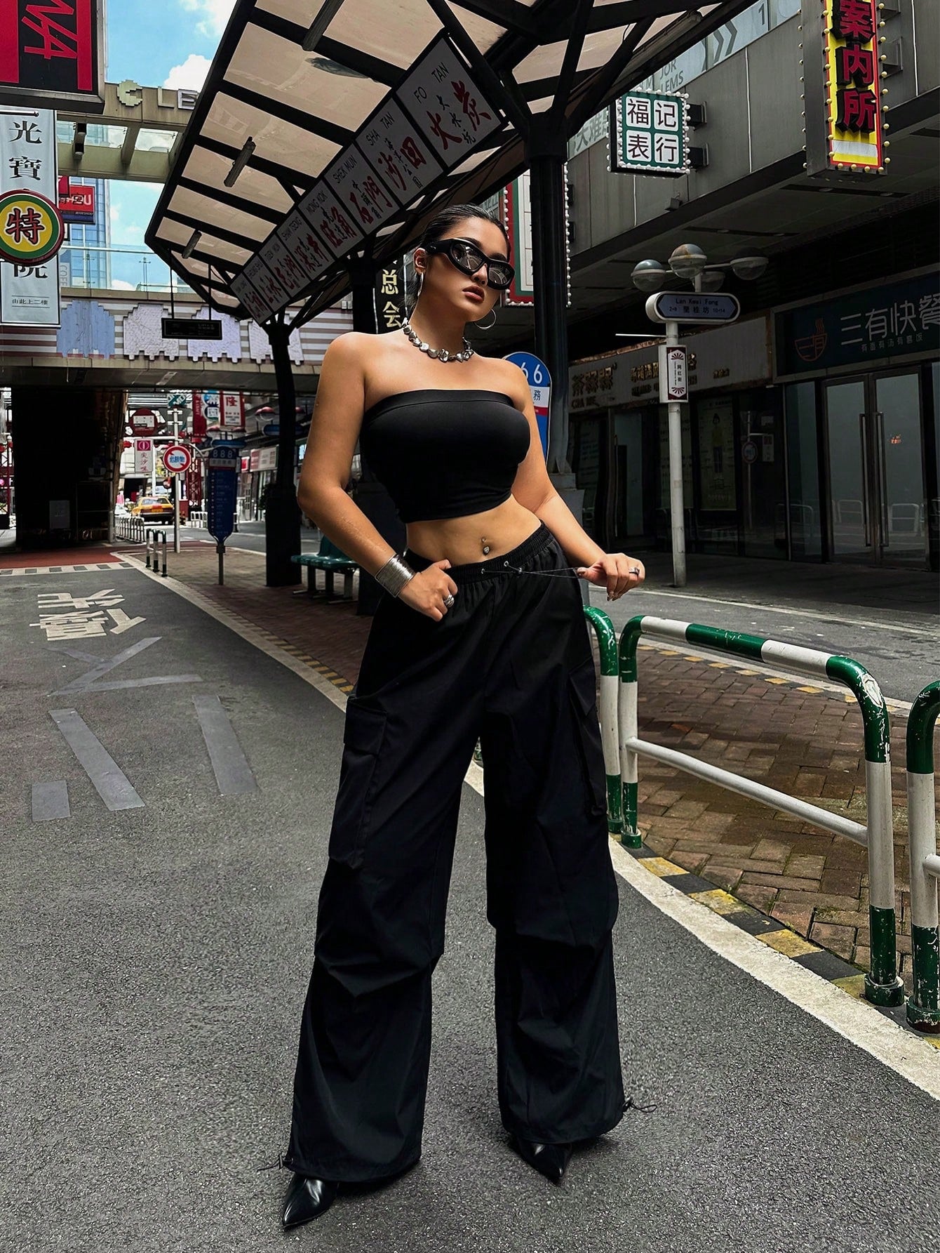 سراويل شحن سوداء فضفاضة متحررة مع جيوب كبيرة الحجم للاستخدام اليومي العادي