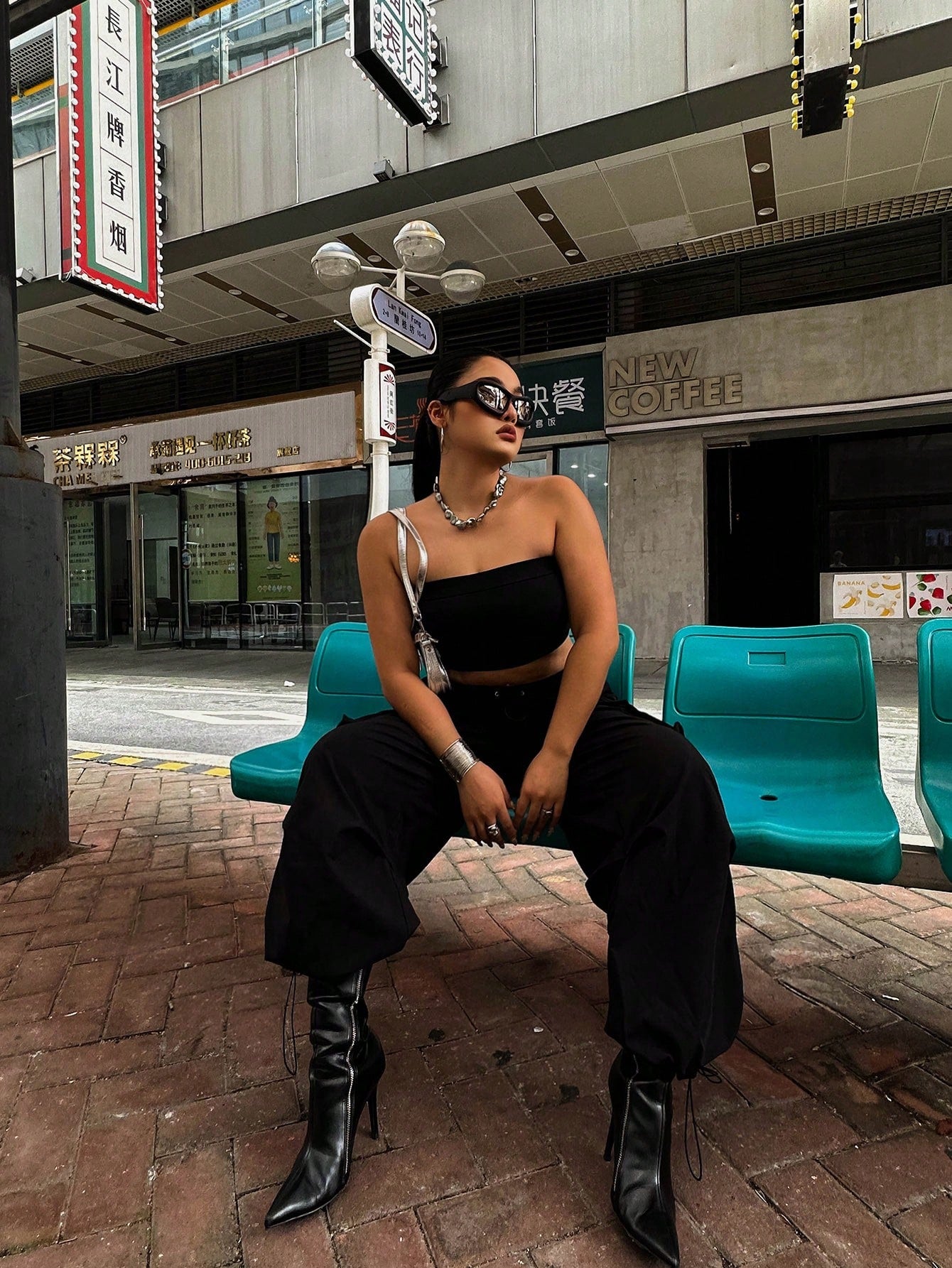 سراويل شحن سوداء فضفاضة متحررة مع جيوب كبيرة الحجم للاستخدام اليومي العادي