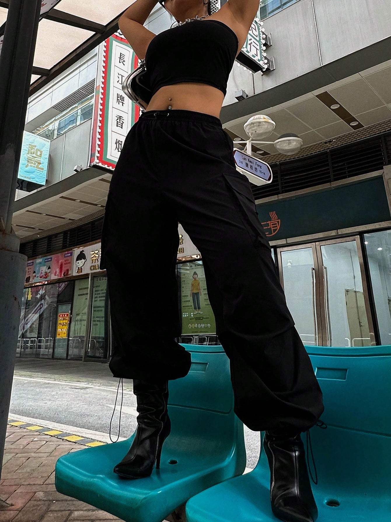 سراويل شحن سوداء فضفاضة متحررة مع جيوب كبيرة الحجم للاستخدام اليومي العادي