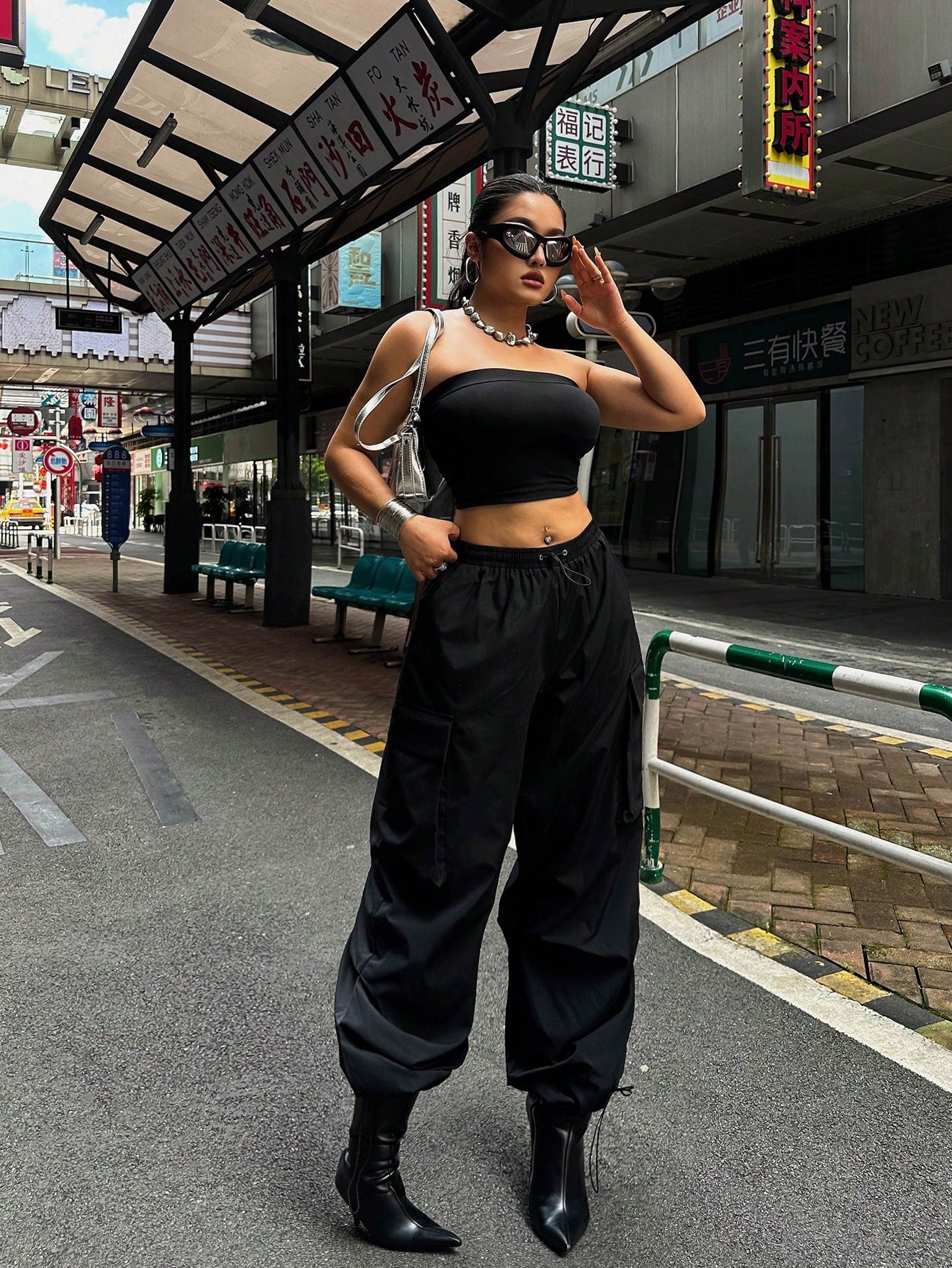 سراويل شحن سوداء فضفاضة متحررة مع جيوب كبيرة الحجم للاستخدام اليومي العادي