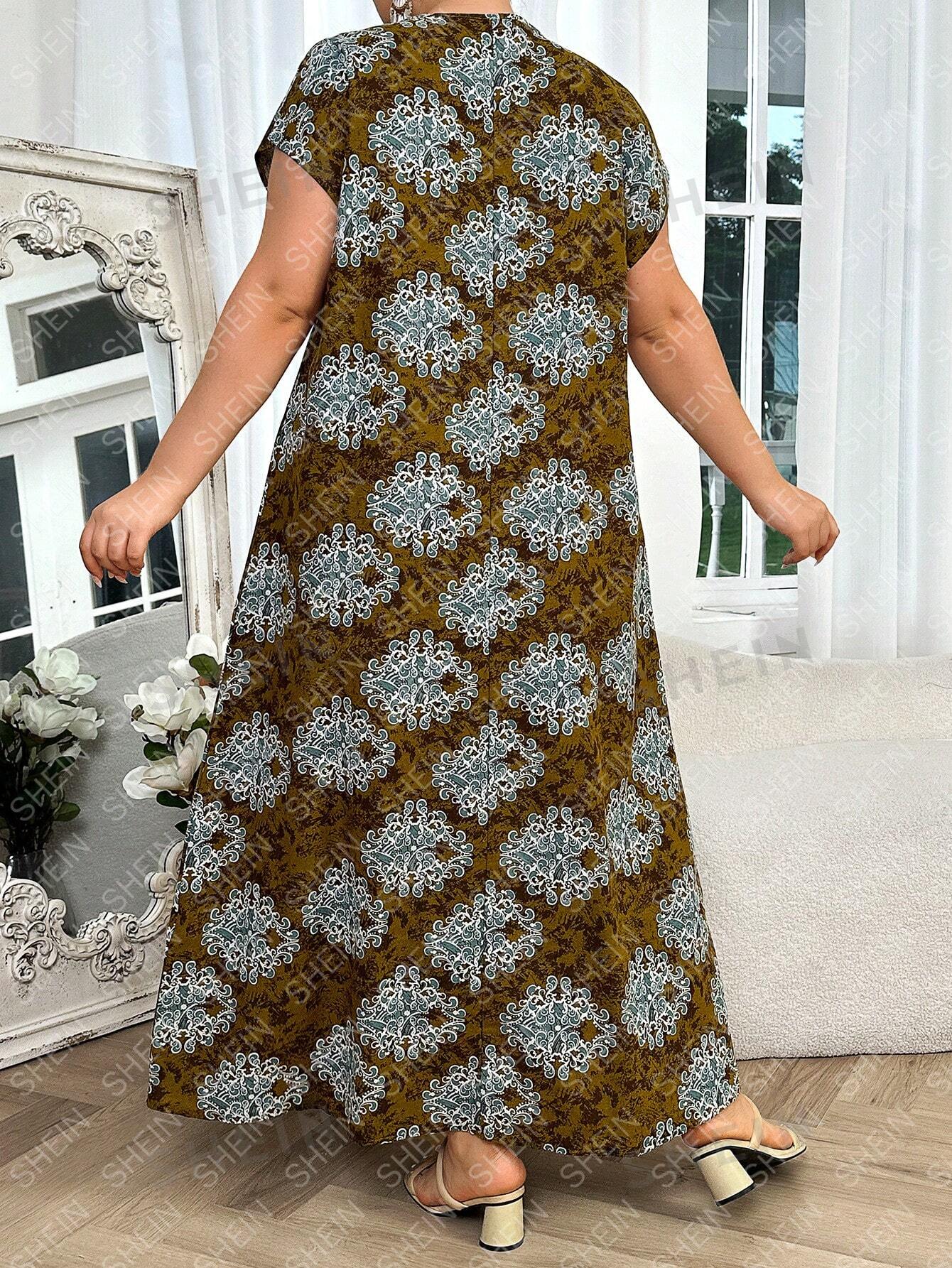 ملابس نسائية يومية بالقياس الزائد مطبوع عليها رسومات عربية بسيطة