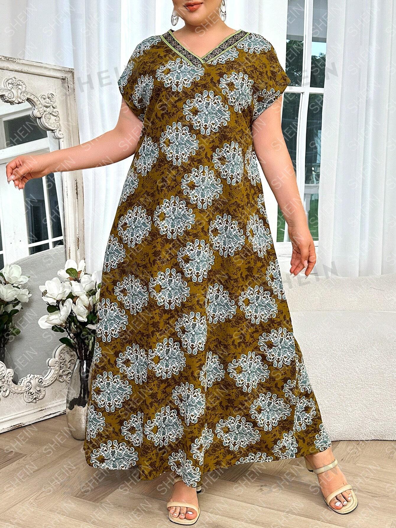 ملابس نسائية يومية بالقياس الزائد مطبوع عليها رسومات عربية بسيطة