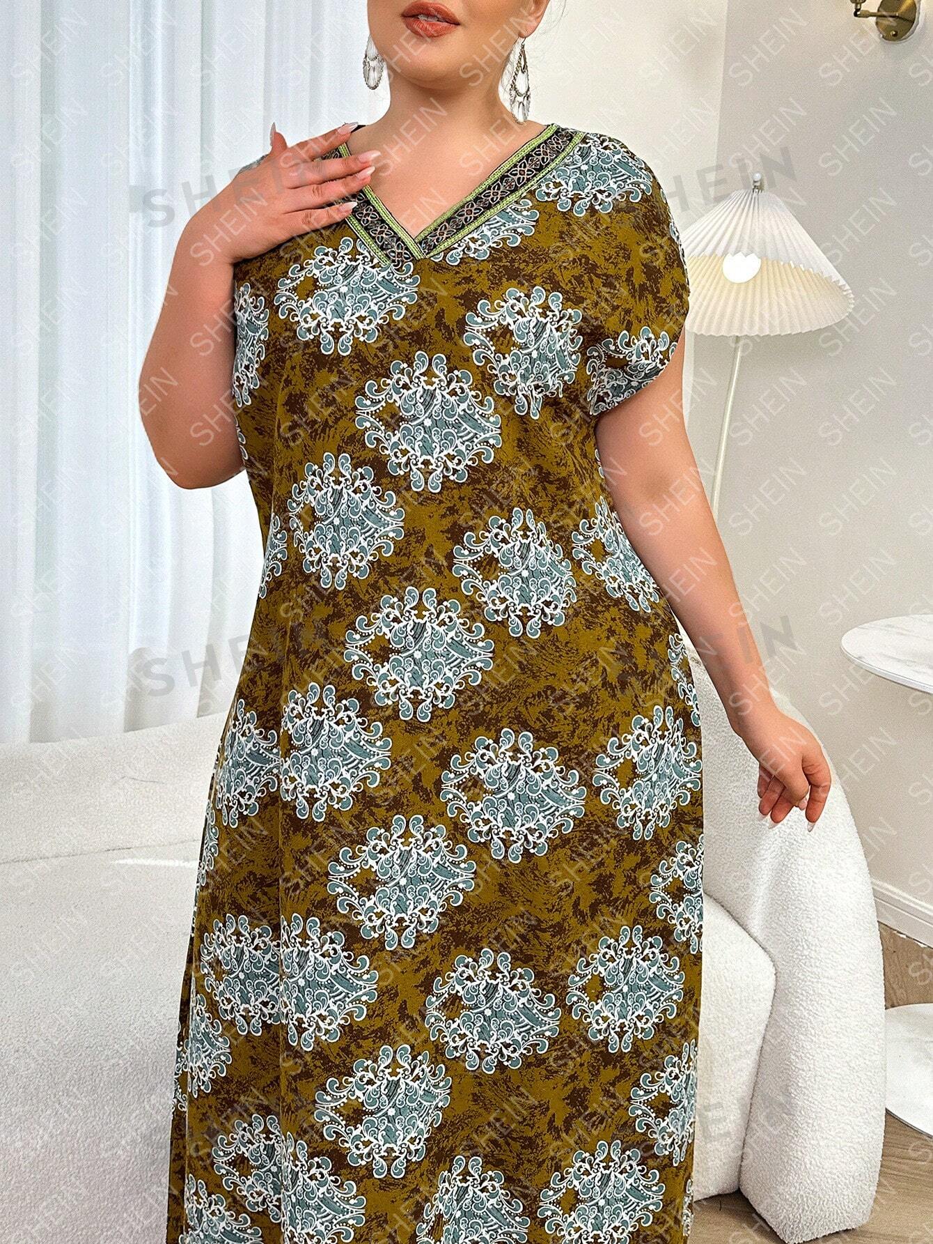 ملابس نسائية يومية بالقياس الزائد مطبوع عليها رسومات عربية بسيطة